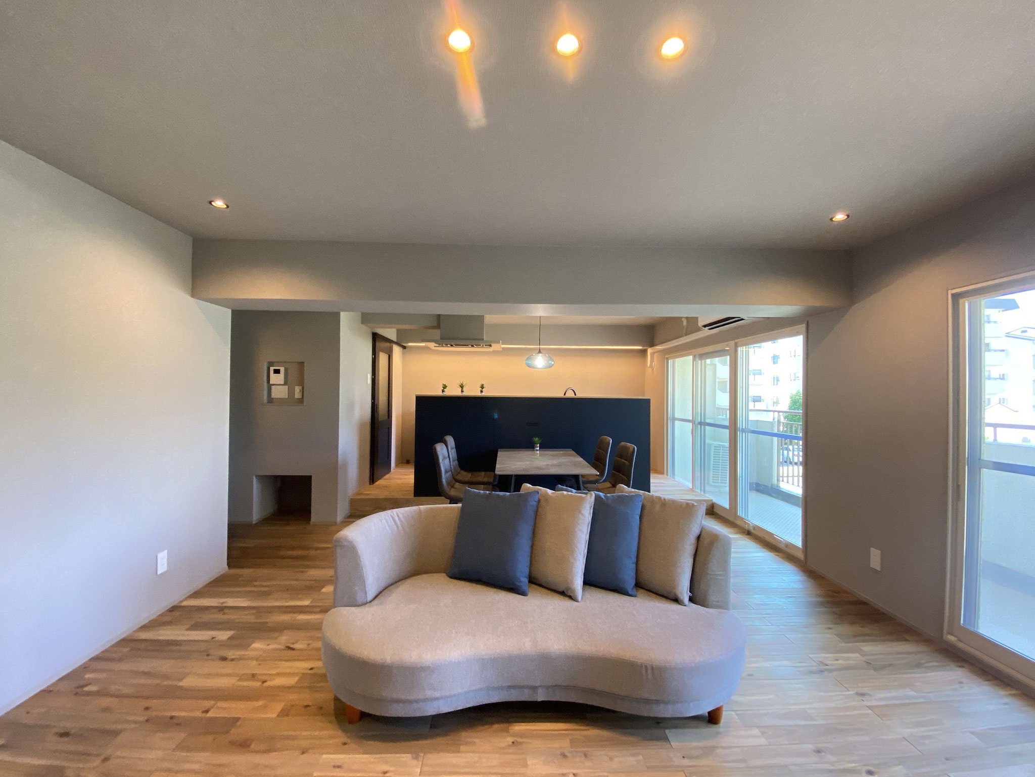 開放感のある広々としたリビング　窓からの眺めにも開放感があります