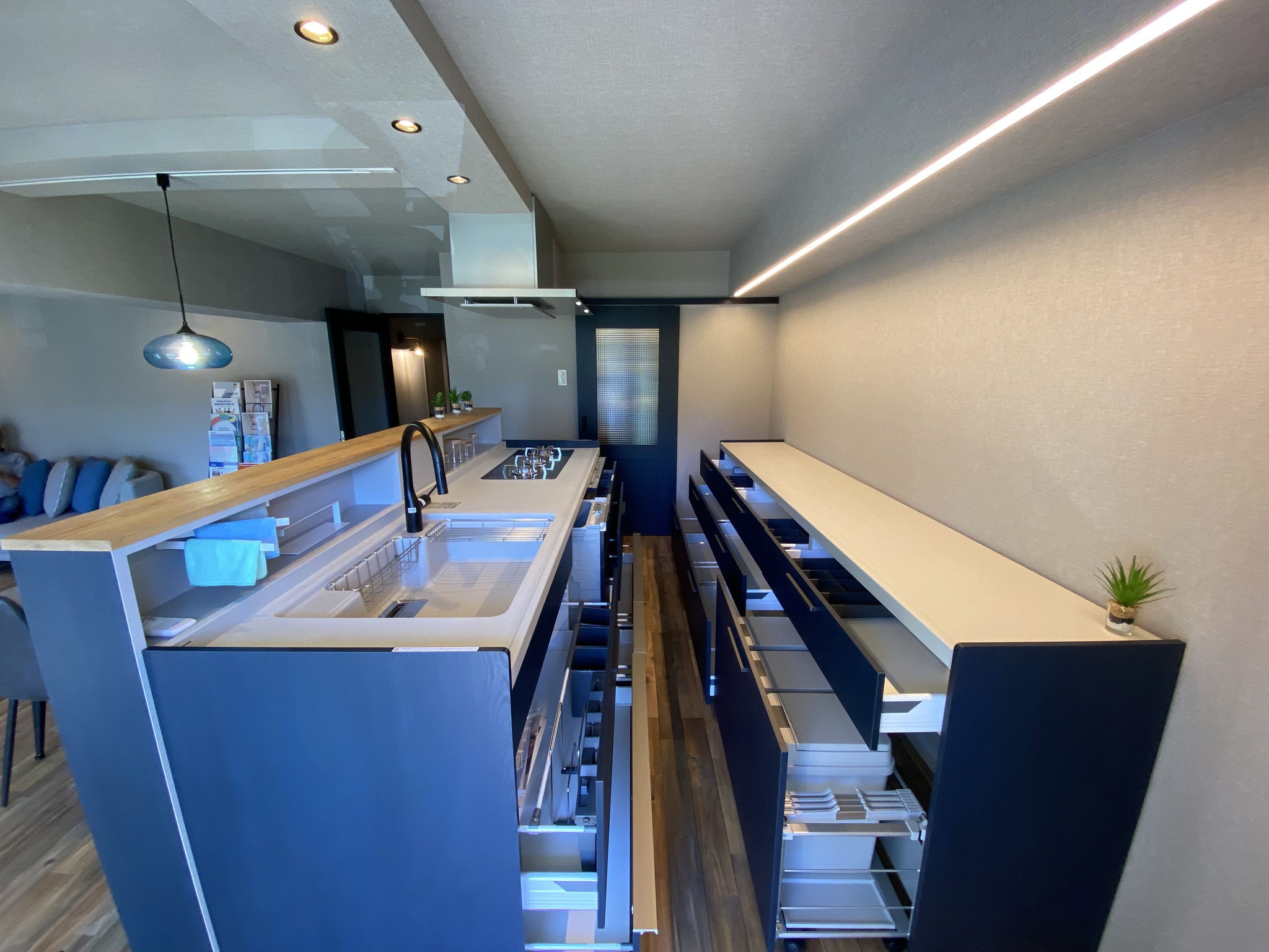 大容量の造作カップボードとアイランドキッチン★ゴミ箱もこの中に収まっています★