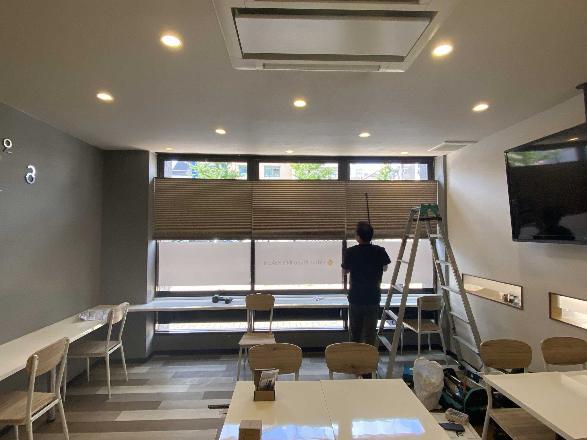 有限会社フィンテックの企業向け建設サポート施工事例　【北九州市小倉北区】ハニカムスクリーン設置工事