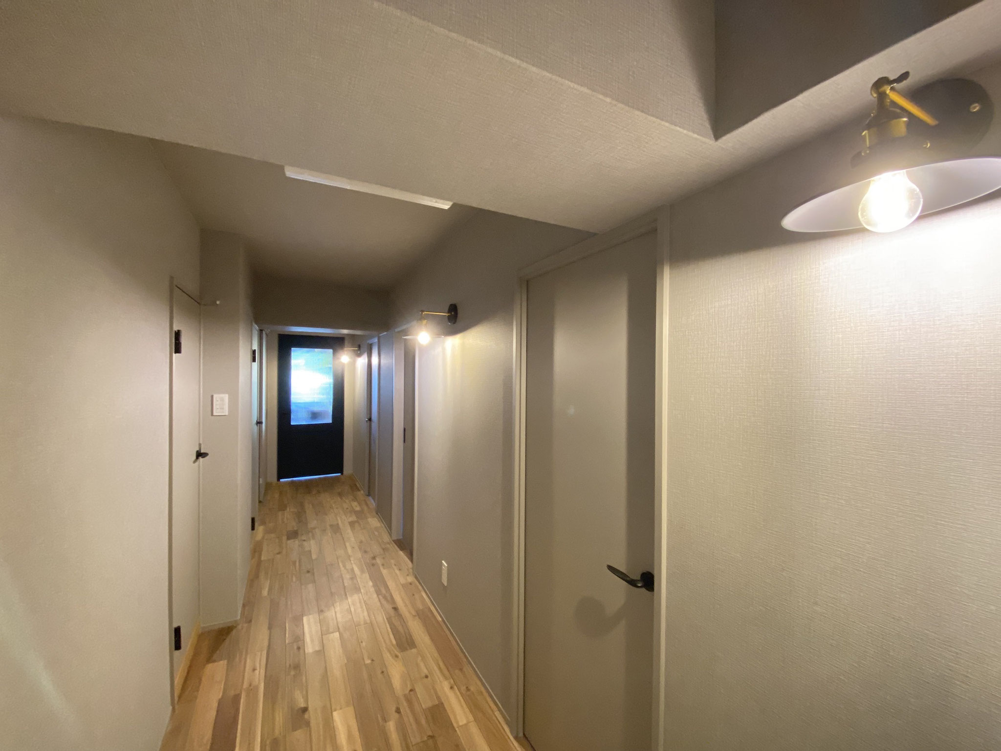 海辺の暮らしだから、海をイメージしたインテリアになっております。広めの廊下にはおしゃれなブラケットライト