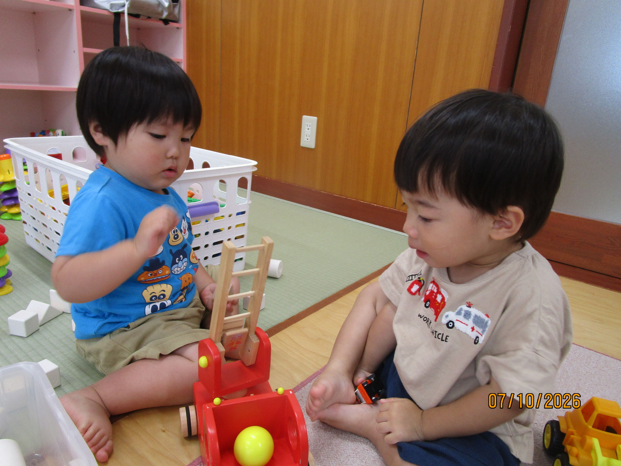 7月9日　消防車のはしごからスロープトイが落ちてくる様子を観察中です。