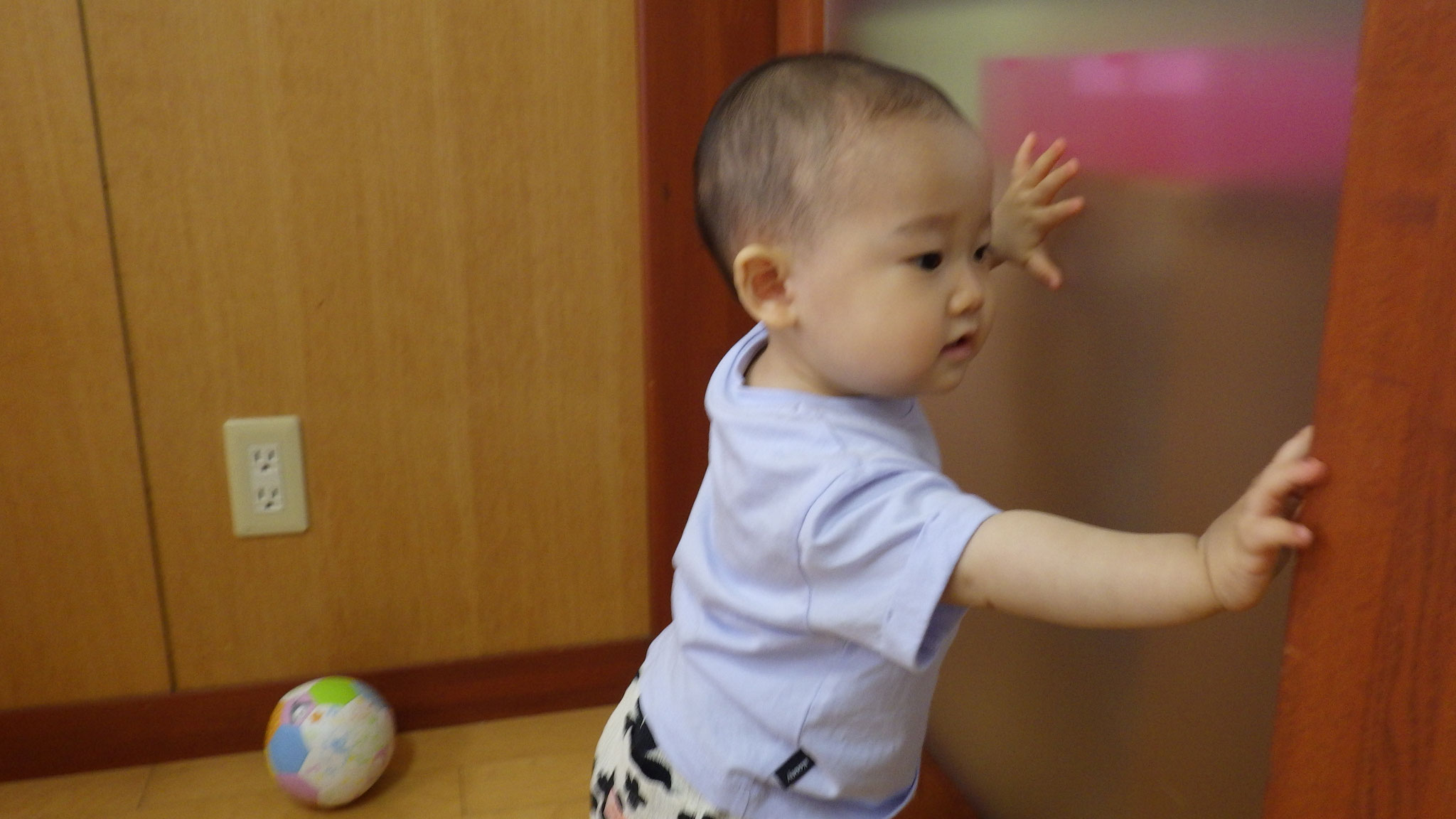 ７月８日　伝い歩きを楽しんでいるよ。