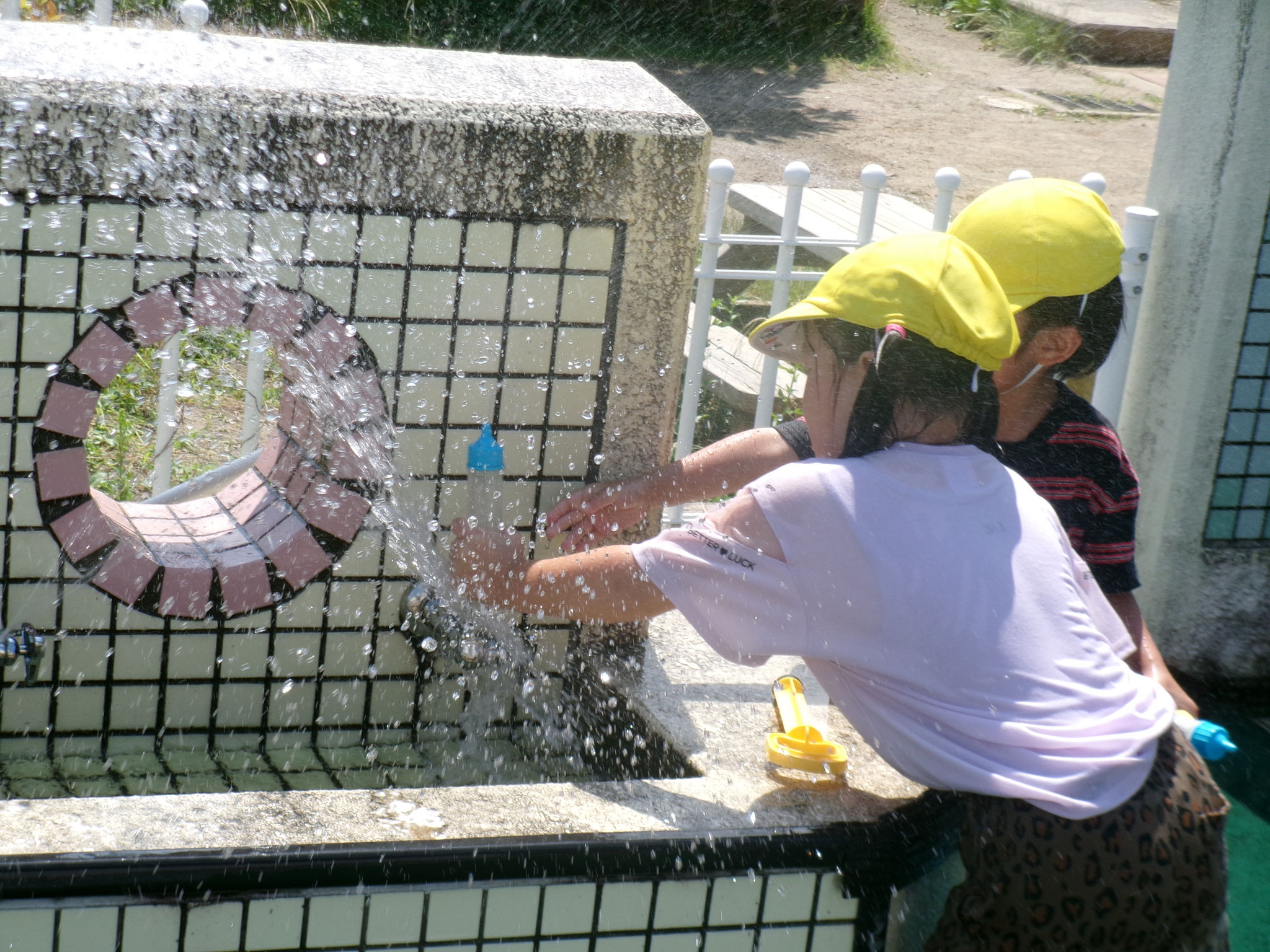 6月15日　水鉄砲に水を入れようとしたら噴水になり大喜びでした🤭