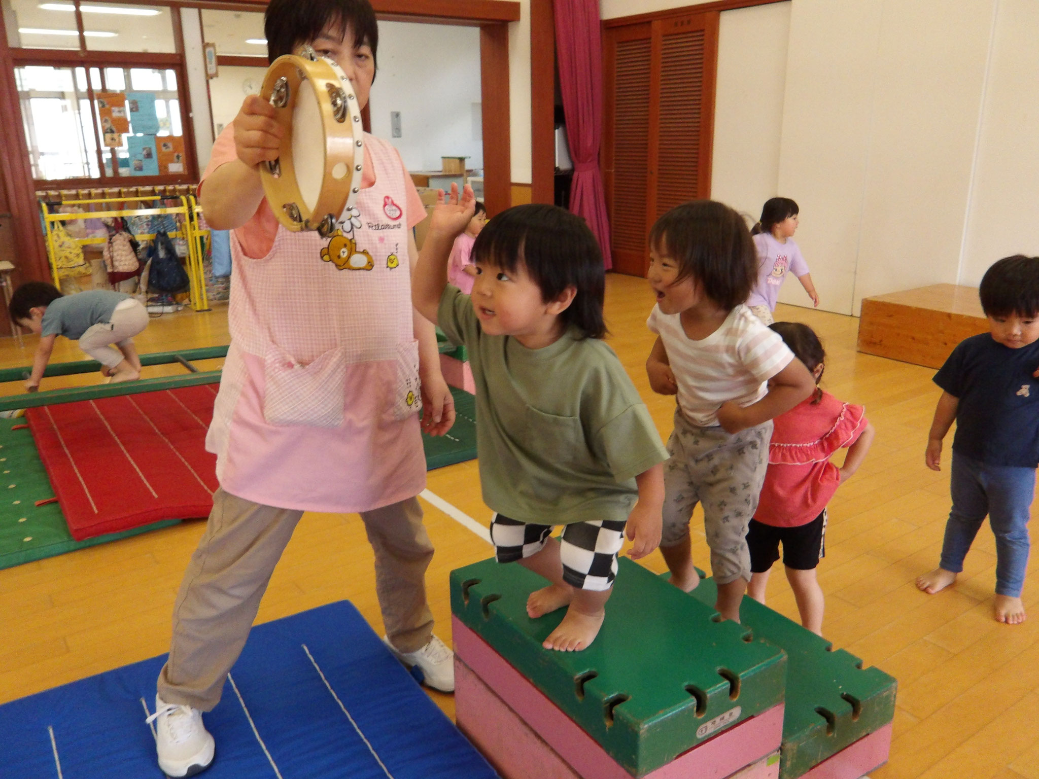 6月15日　タンブリンにタッチして、ジャンプ。　