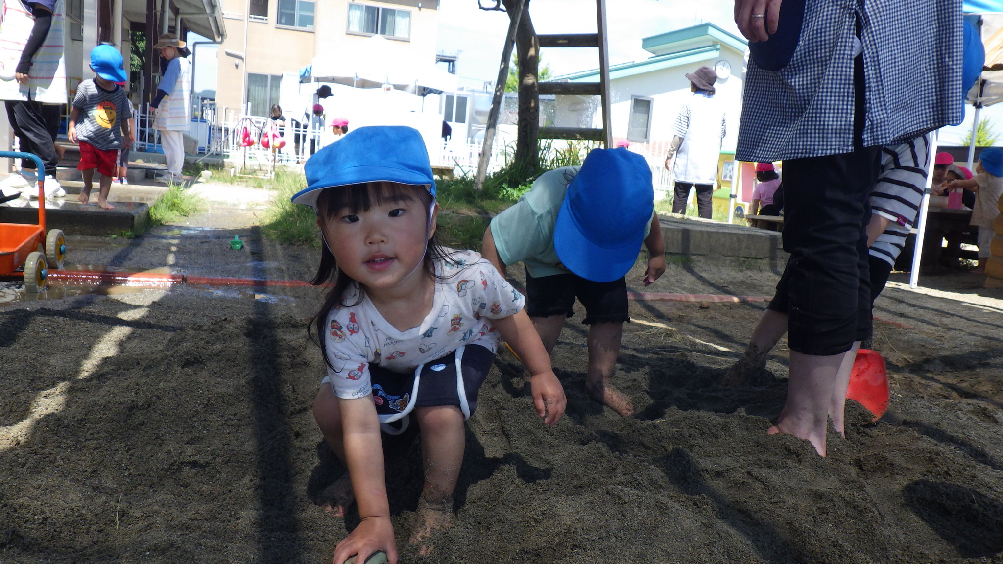 6月18日　砂を触ったり、砂の上を歩いたり。気持ちいいな。