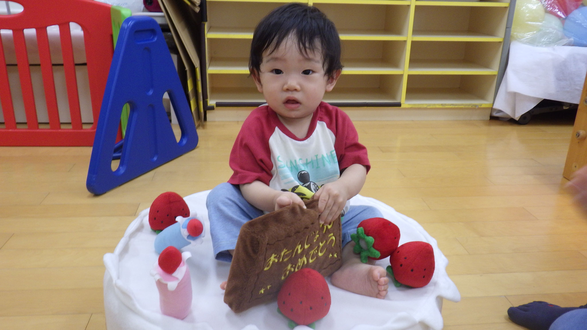 6月１９日　大きなケーキでお誕生会をしたよ。おめでとう！