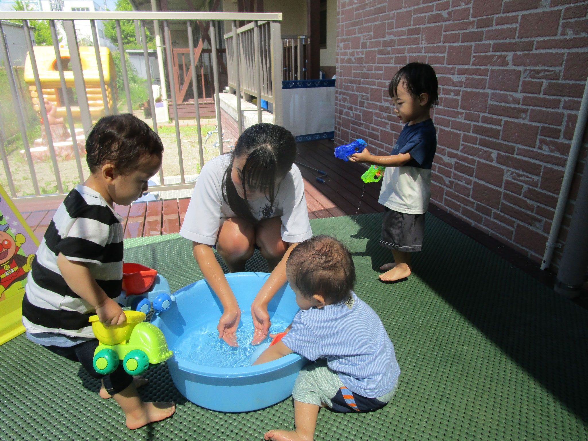 7月7日　お姉ちゃん先生と水遊びをしました。