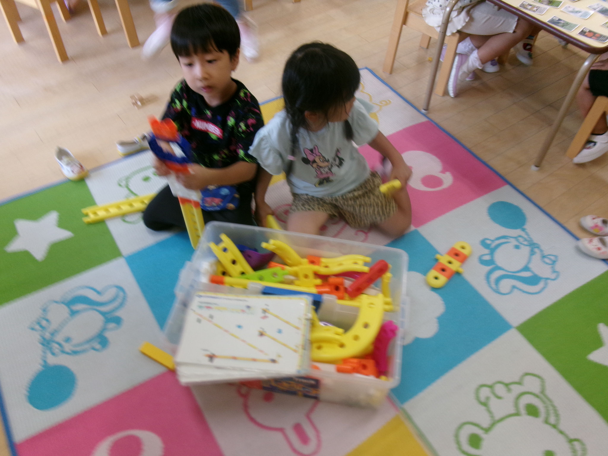 6月15日　新しいおもちゃがきりん組に！どうやって遊ぶんだろう？