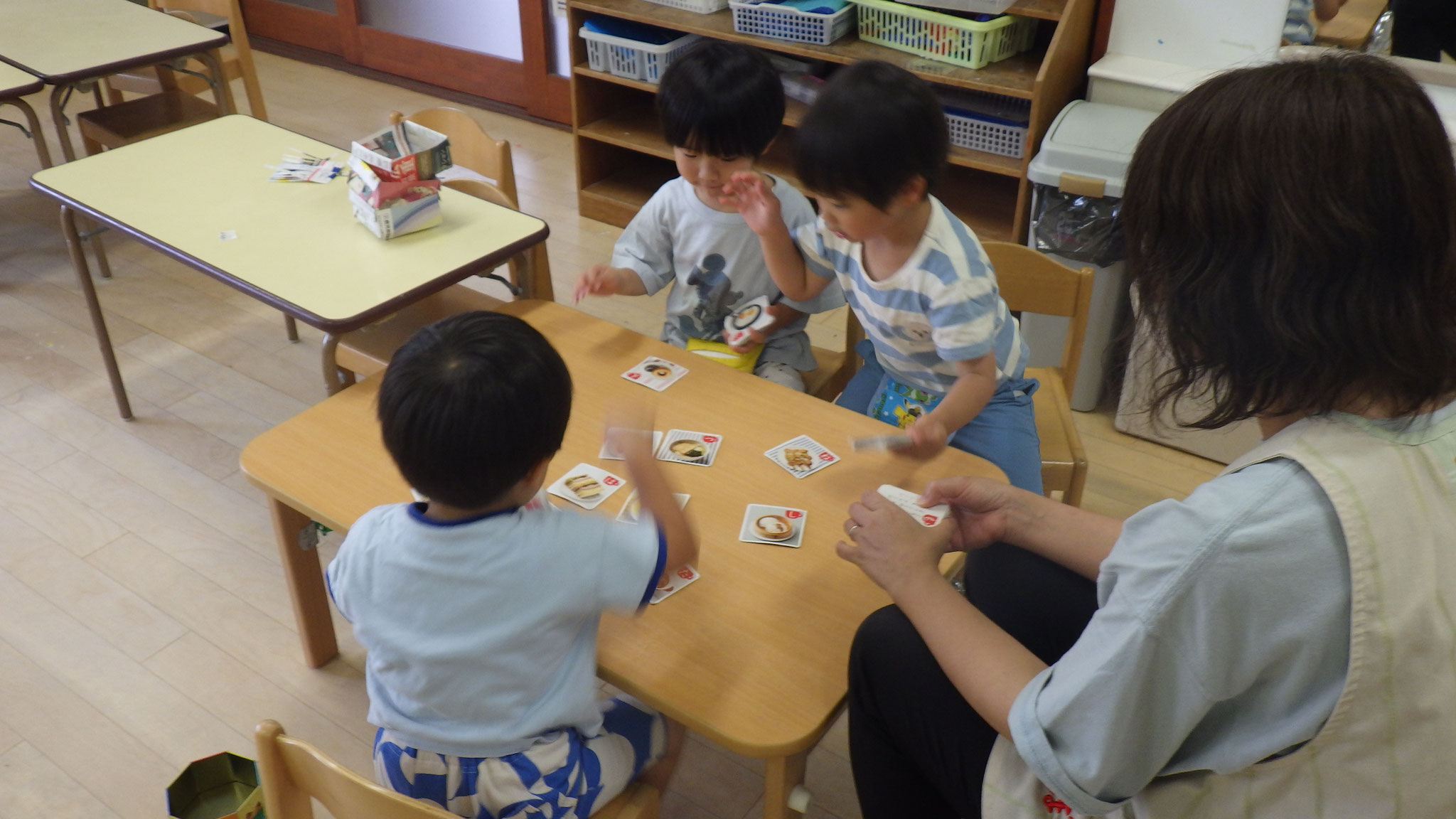 6月16日　カルタをしています。まだ文字を見て取ることは難しいですが、絵を見て素早く取りながらかるた遊びを楽しみました！！