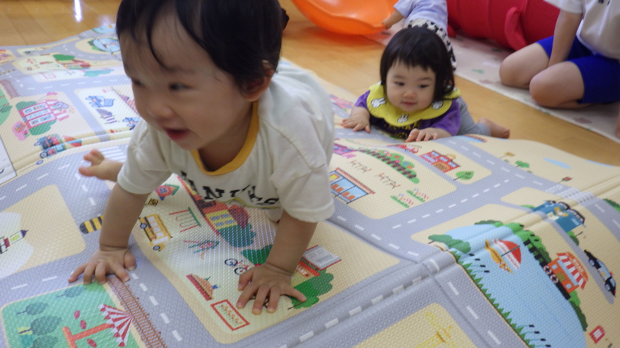 ７月８日段差のあるマットの上をハイハイで進んでいるよ。