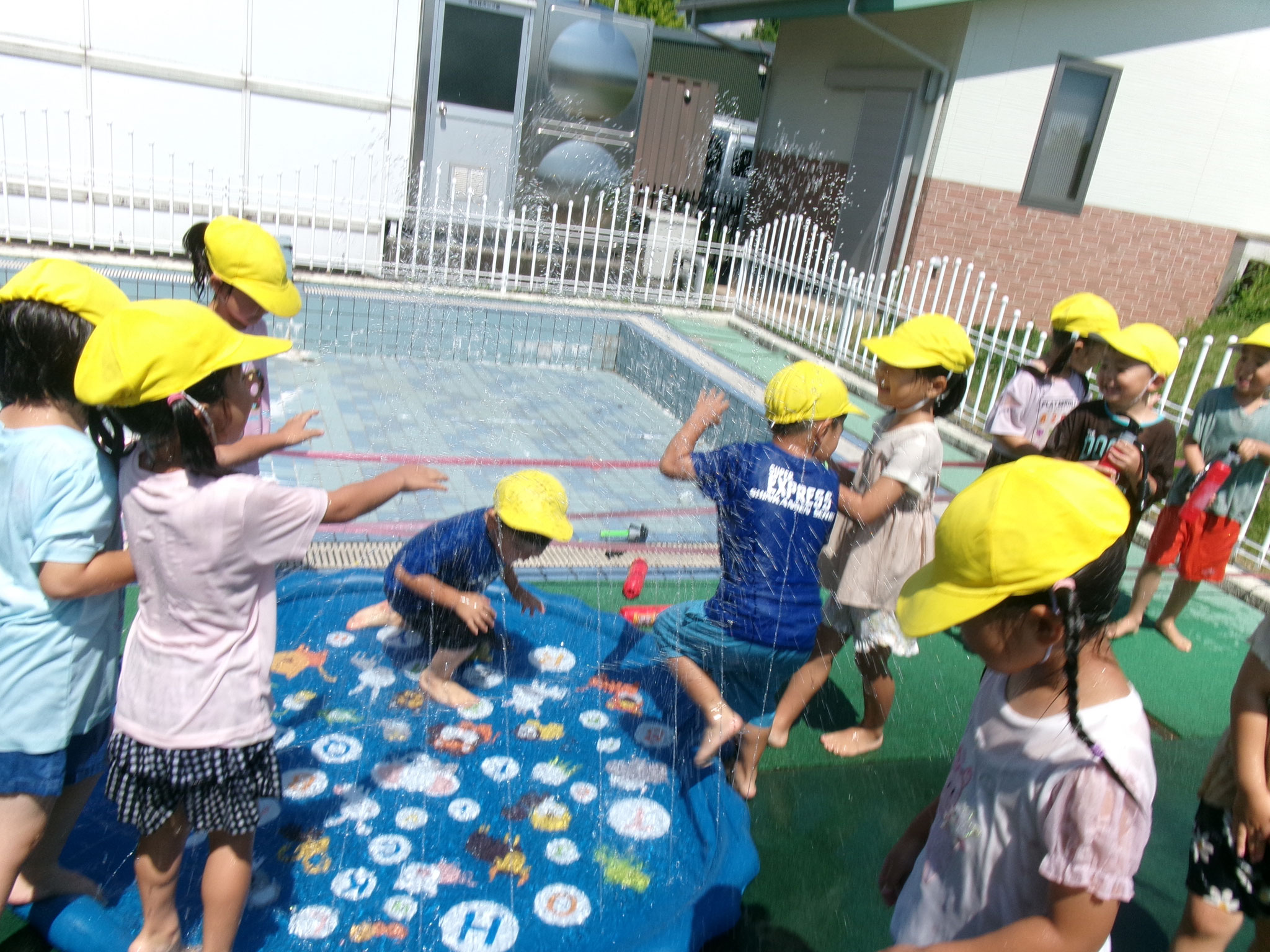 7月9日　暑かったので少しの時間だけ水遊びをしました。冷たくて気持ちいー！