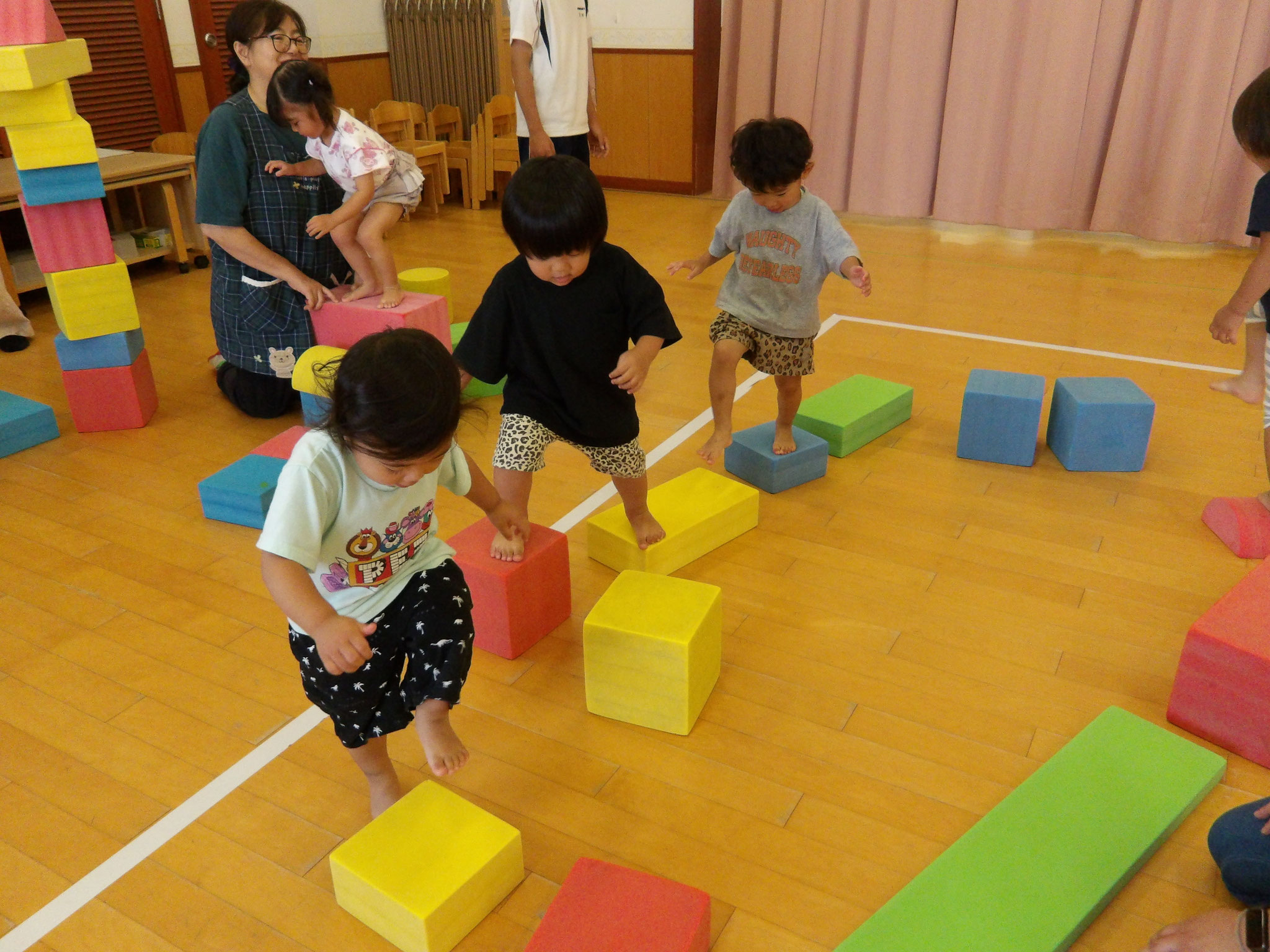 ７月９日　ソフト積み木の上をバランスを取って渡っています。