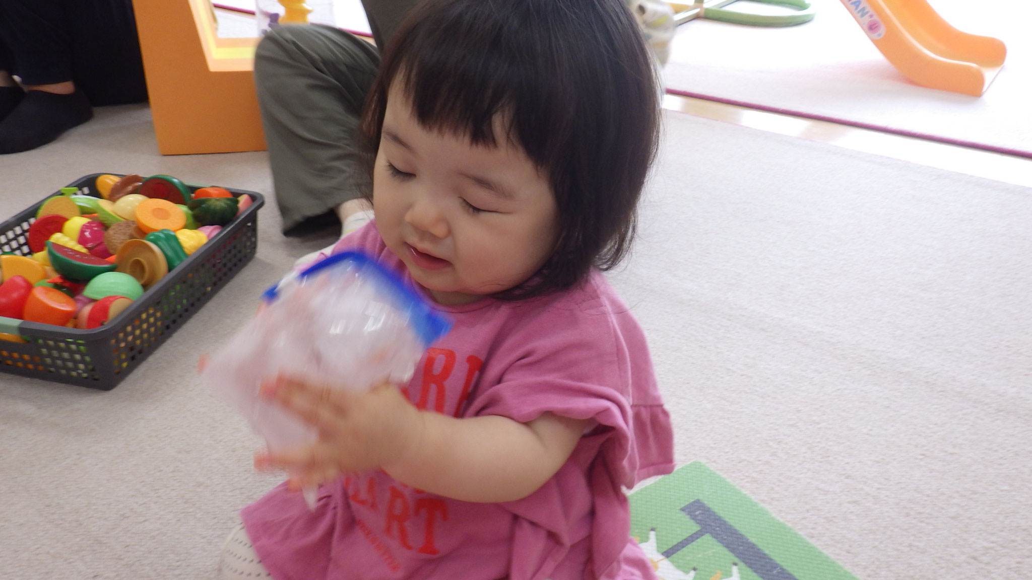 7月6日　氷や保冷材の冷たさを楽しんでいるよ。