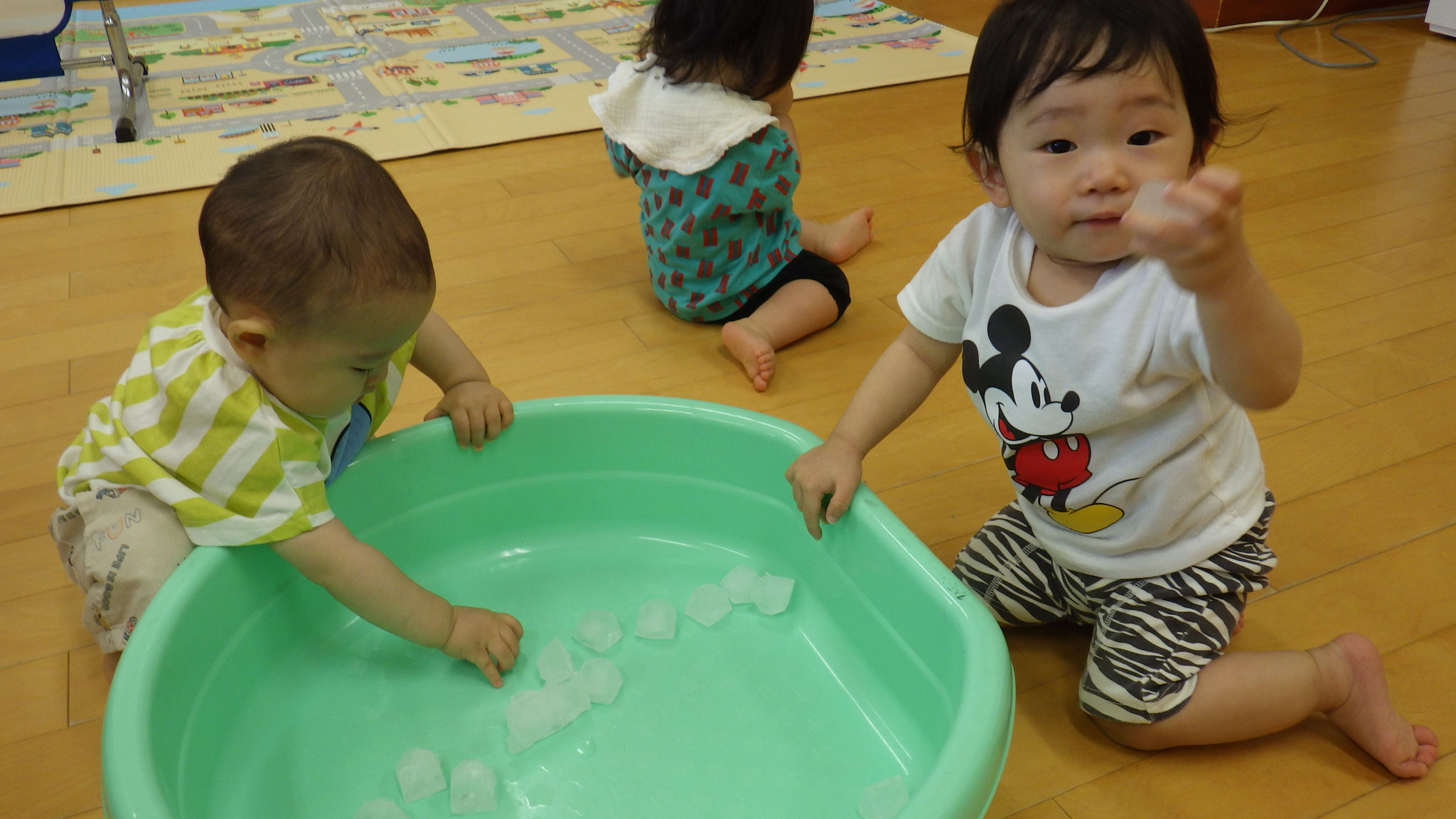 ７月９日　氷を触って遊んだよ♪