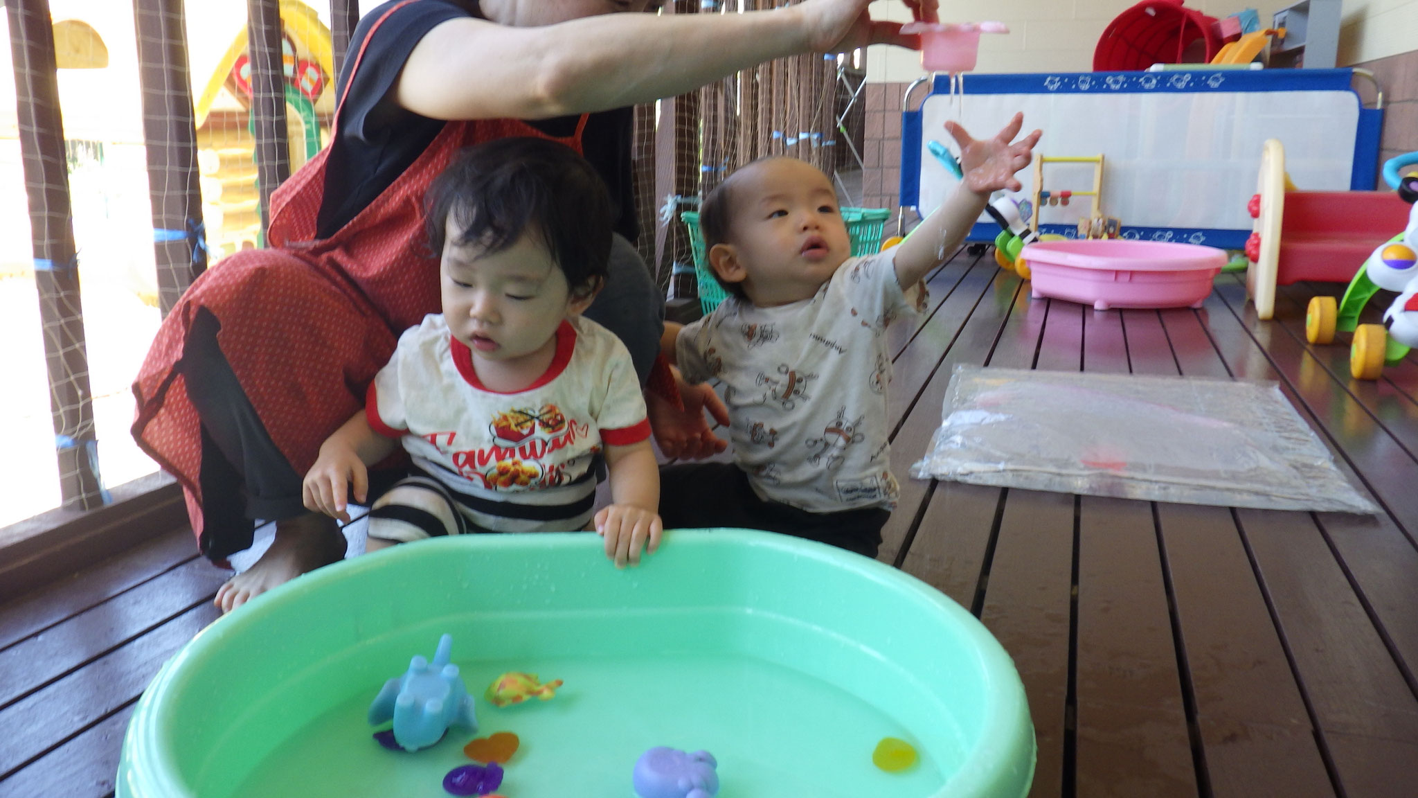 ６月１８日　水を張ったタライに手を入れ遊んでいるよ。