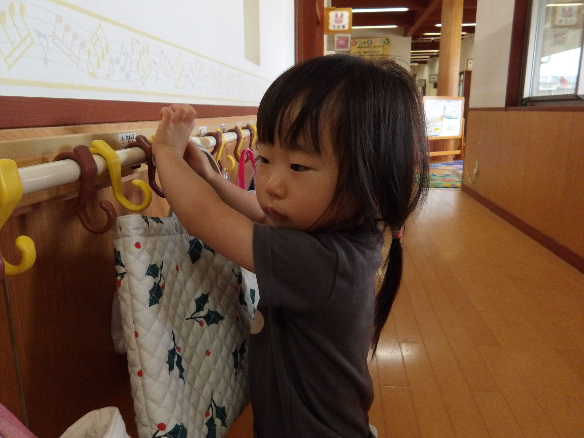 6月16日　自分のシールを確認してカバンをかけて。