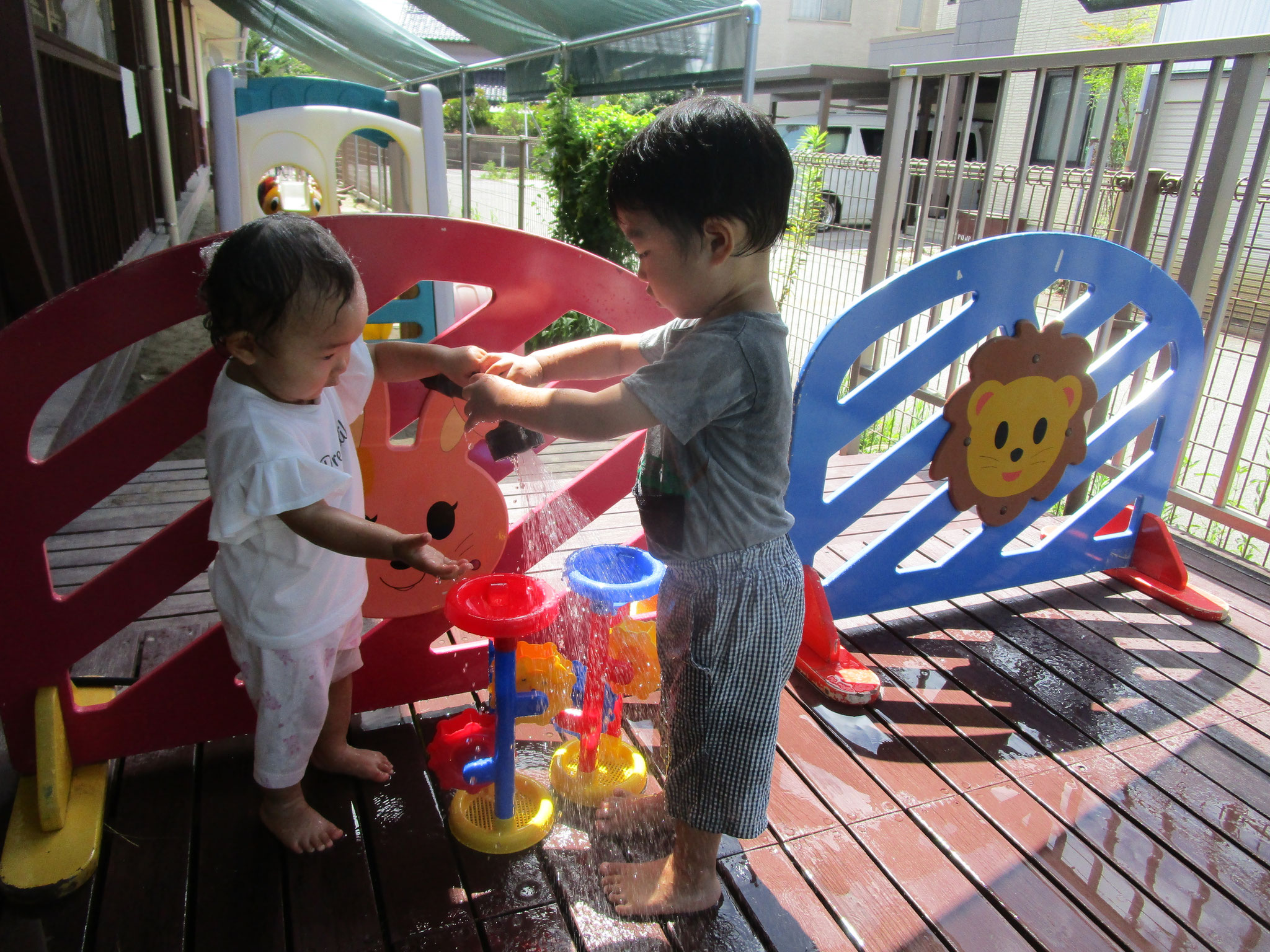 7月7日　シャワーの水で水車が回っているよ。