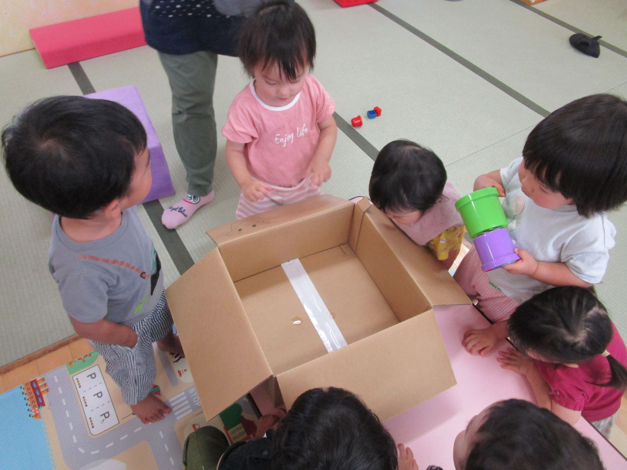 6月15日　段ボールの中にはカニが！「カニ！カニ！」とカニの動きを観察しています。