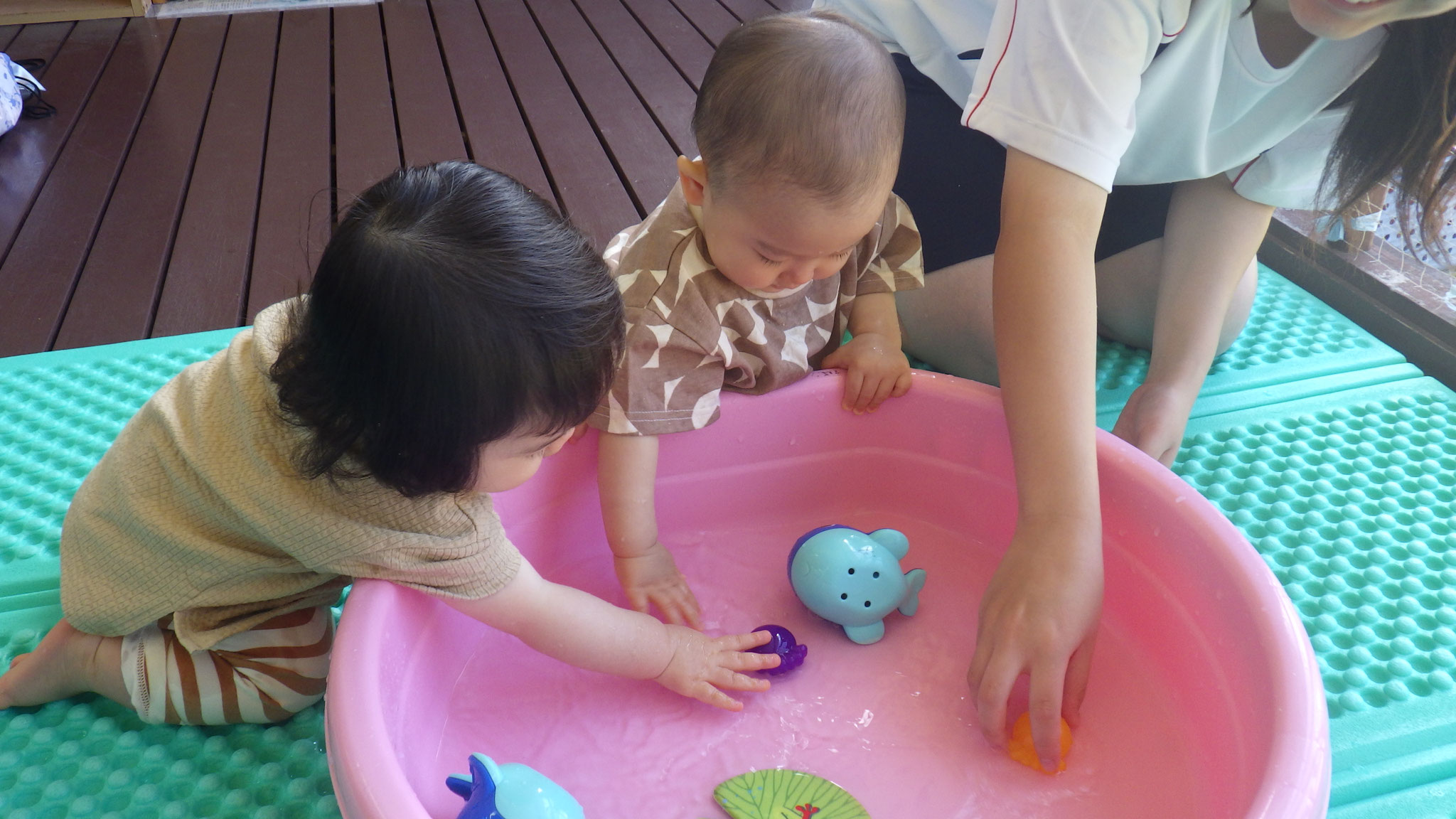 7月7日　お水を触って遊んだよ♪