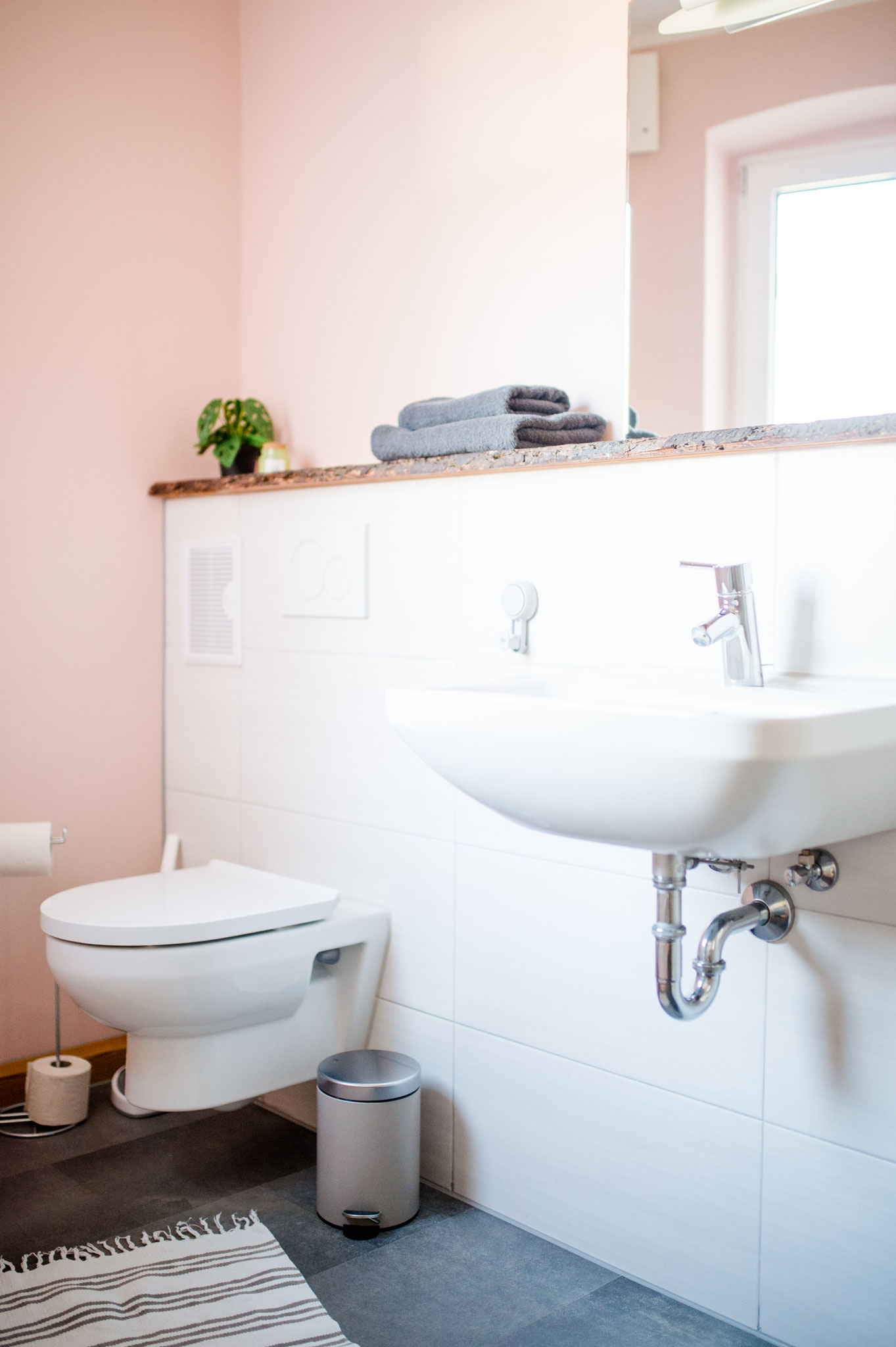 WC und Waschbecken im Badezimmer einer Monteurunterkunft in Limburg-Offheim