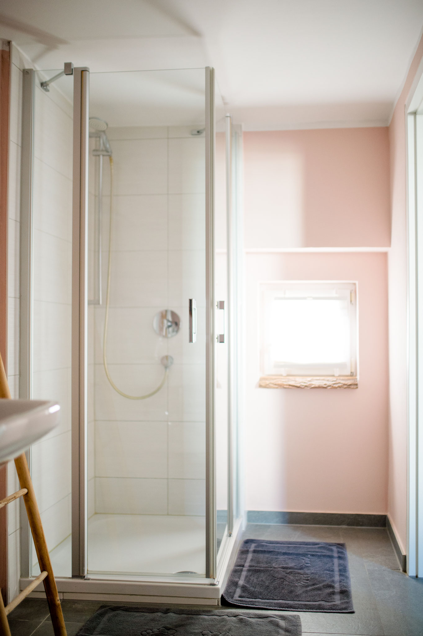 Dusche im Badezimmer der Monteurunterkunft Petri in Limburg-Offheim