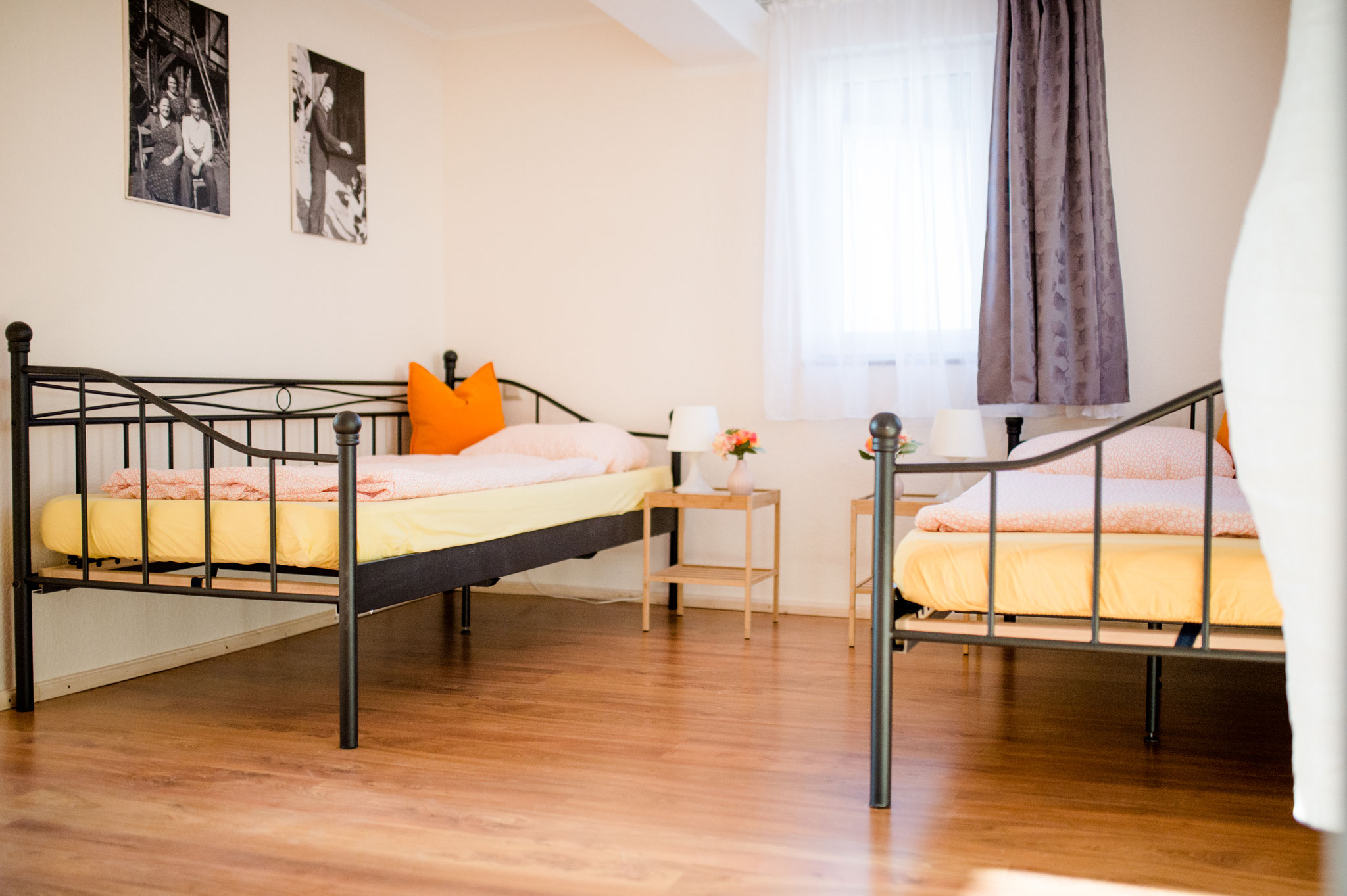 Zweibettzimmer in einer Monteurwohnung in Limburg mit Einzelbetten und einfacher Ausstattung