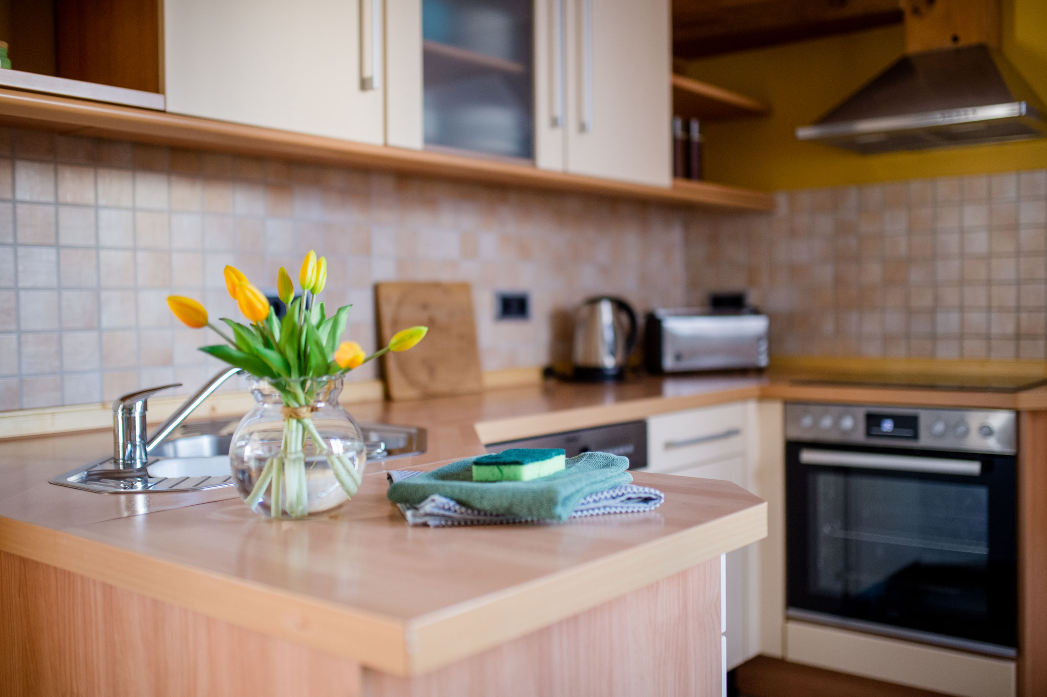 Voll ausgestattete Küche in der Monteurwohnung in Limburg-Offheim mit Herd, Kühlschrank und Esstisch