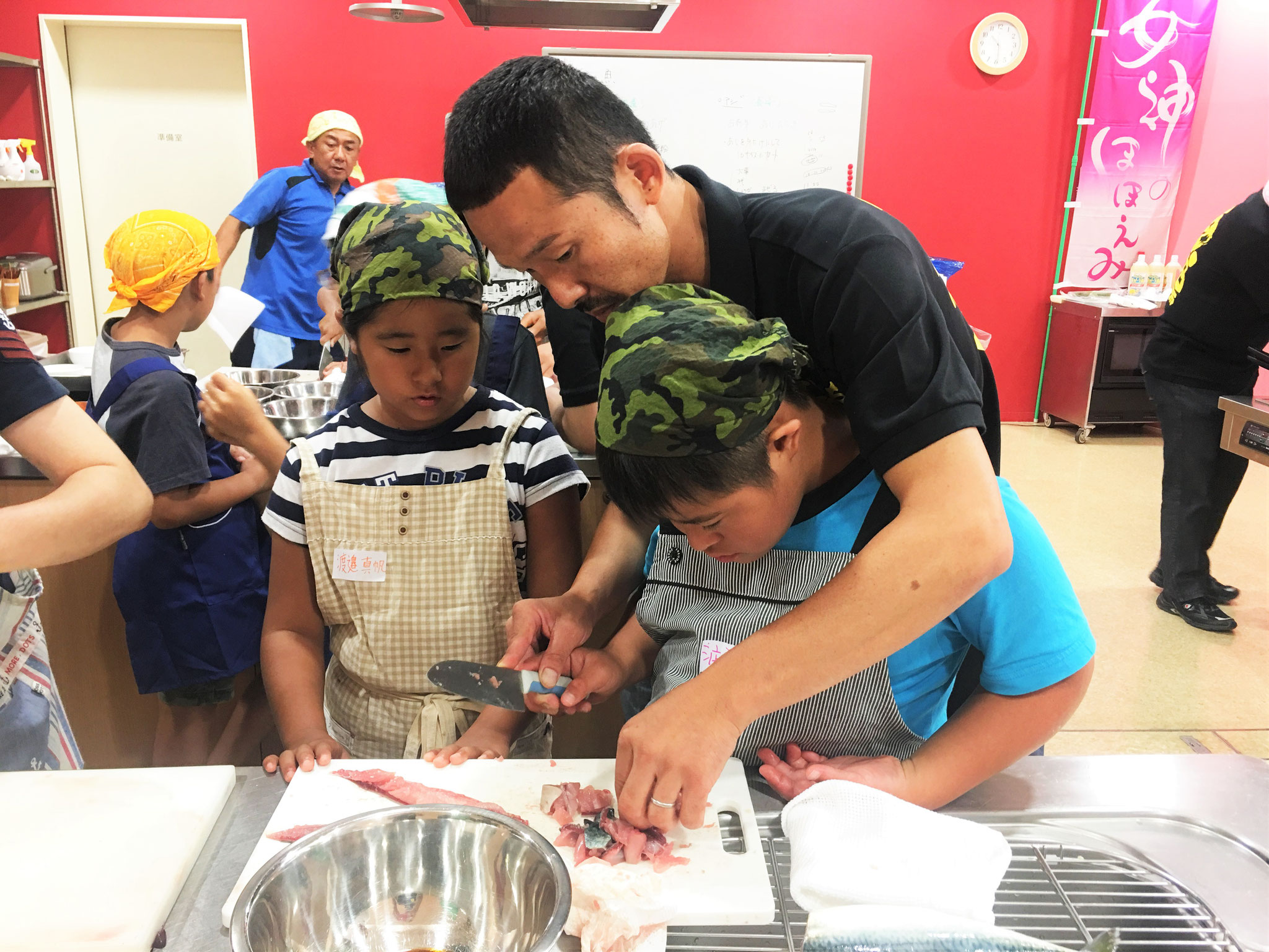 魚末商店、永田さんから指導を受ける子供たち！