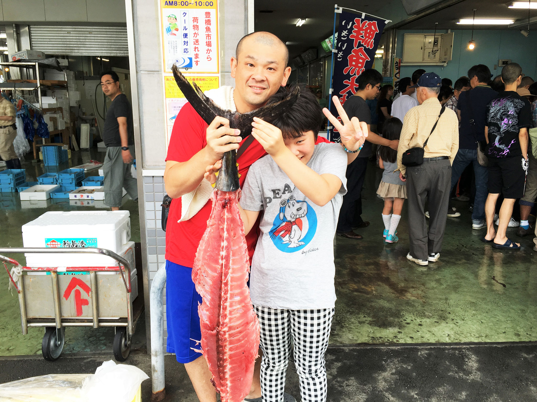 H28/5/28マグロ解体ショーで中おちをゲットした安田様親子！