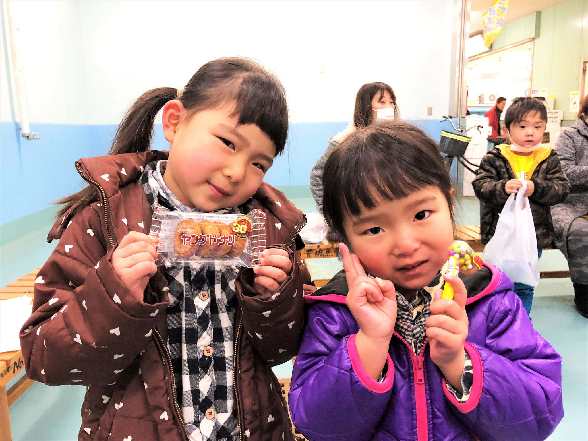 H30/2/24釣り堀コーナーにて！お菓子ゲットのあやみちゃんとゆみちゃん！