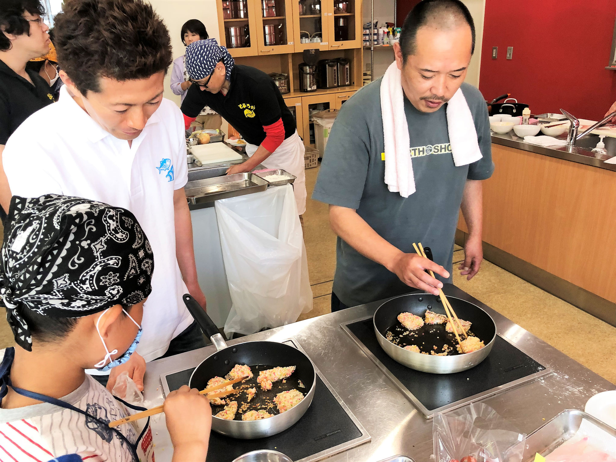 右側の人は屋台の兄ちゃんではありません。講師の伊藤さんです