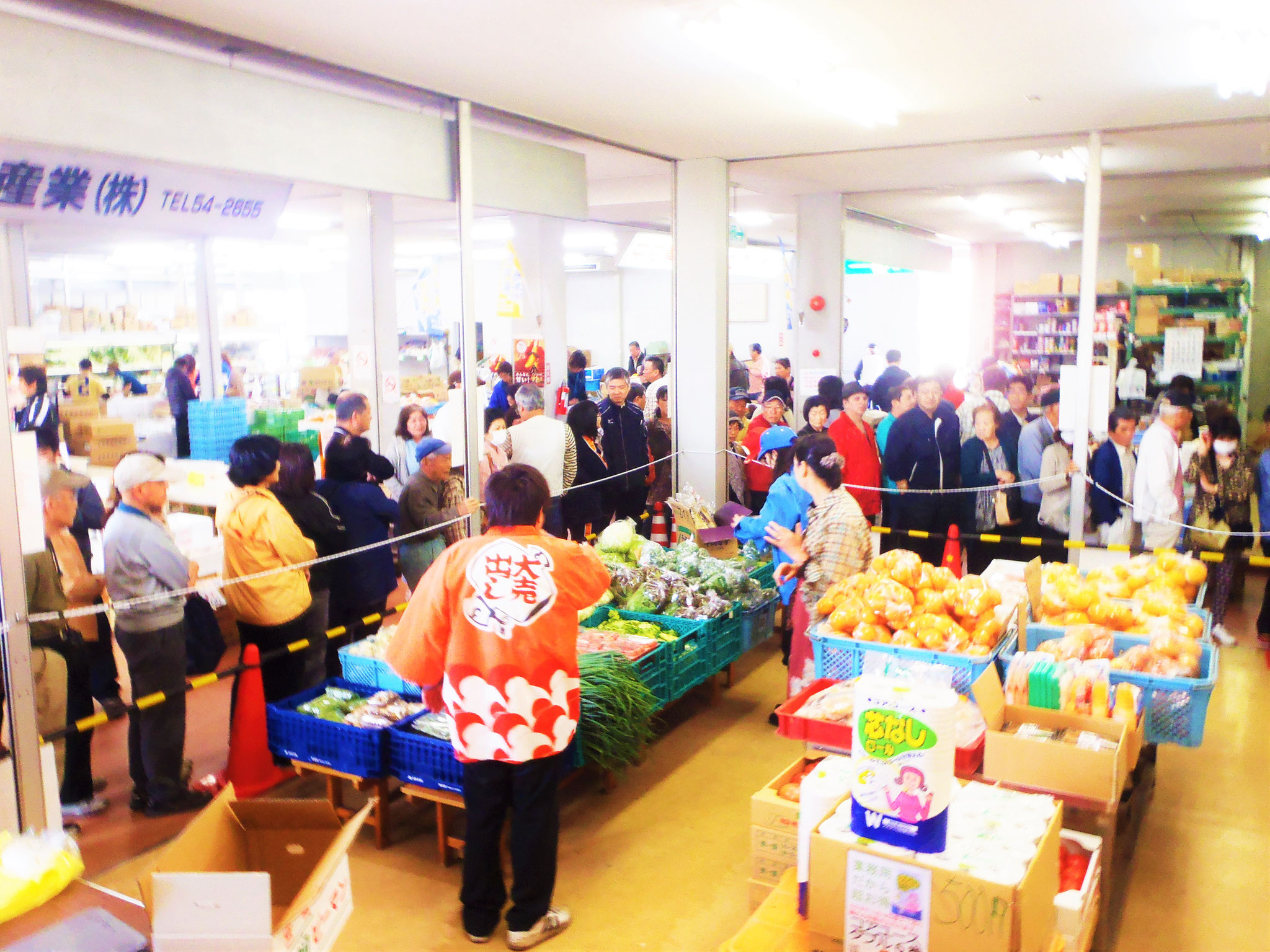 毎回大盛況の１００円均一！開店前からこの行列です。