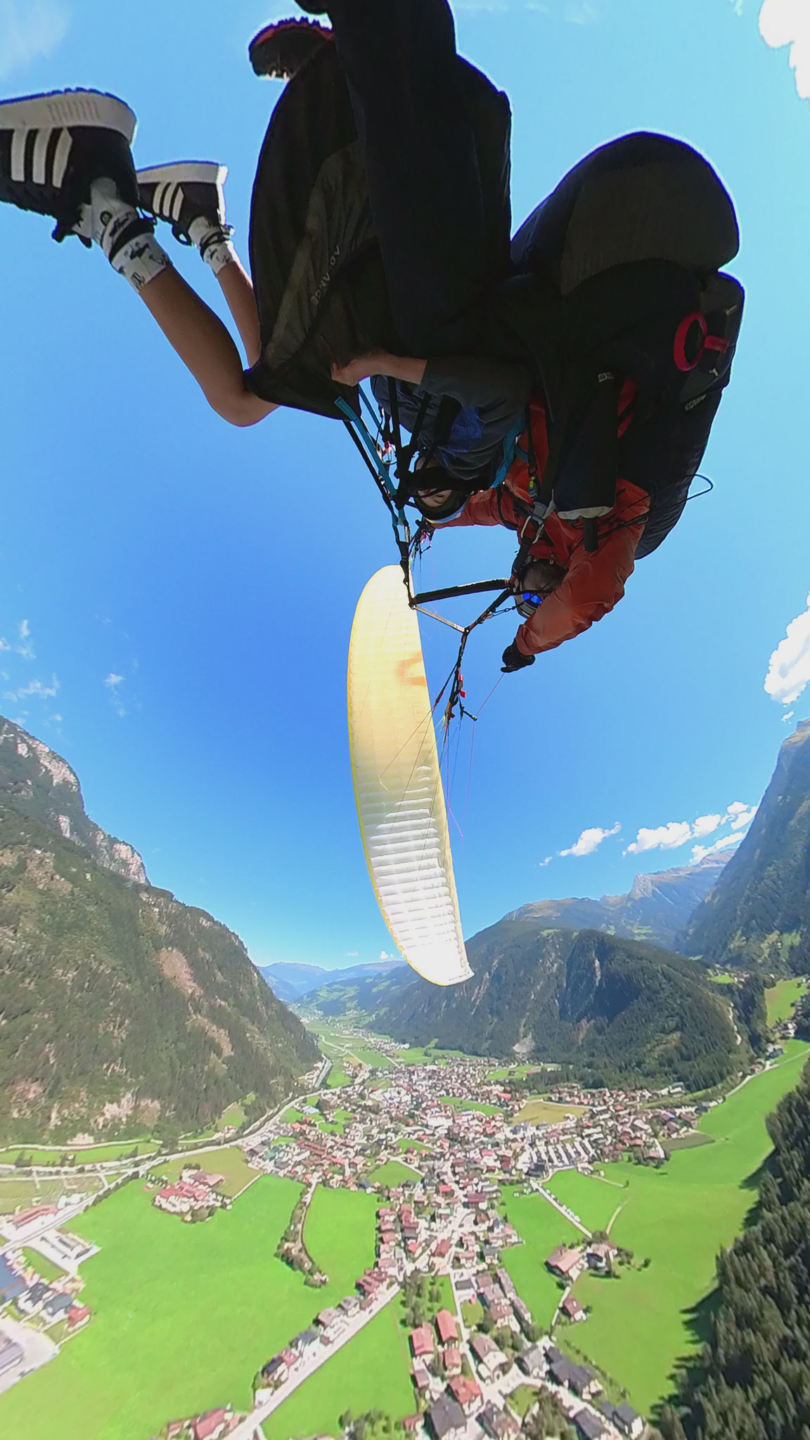 Paragleiter kopfüber über dem Zillertal