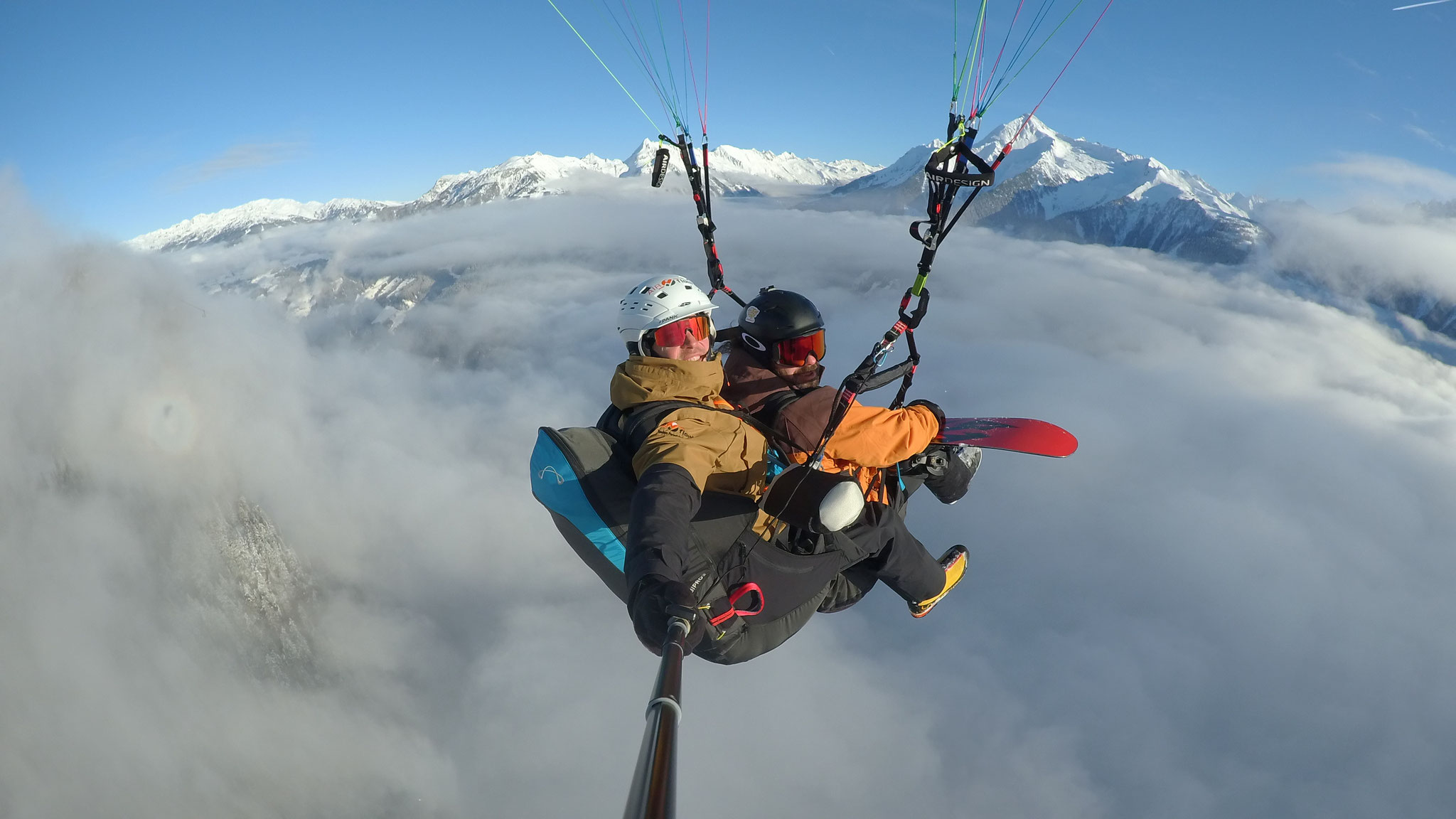 Selfie eines begleiteten Tandemflugs im Zillertal über den Wolken