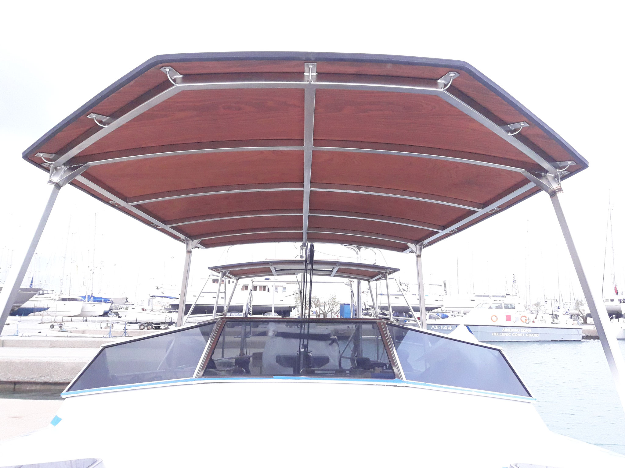 Yacht-Dach aus V4A-Stahl, Sapelli-Mahagoni und Alu-Core-Platten, Griechenland (Privatkunde)  