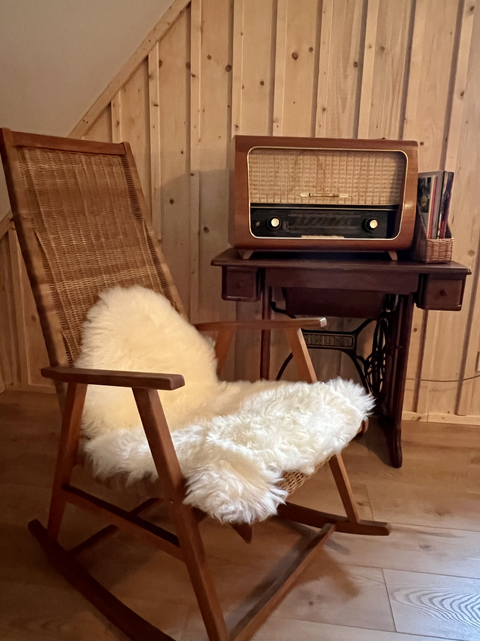 Schaukelstuhl und Nostalgieradio
