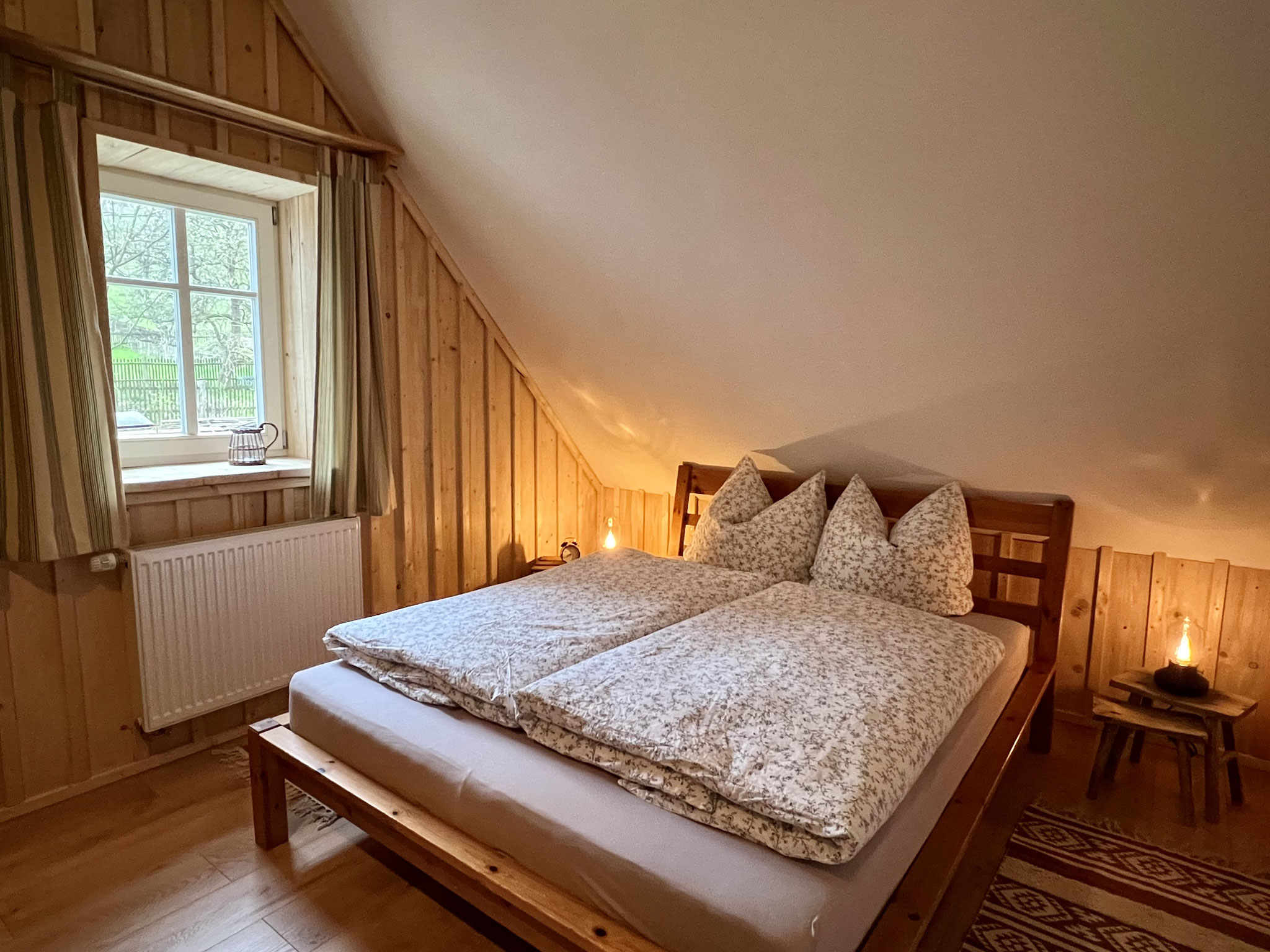 Großes Schlafzimmer mit Doppelbett