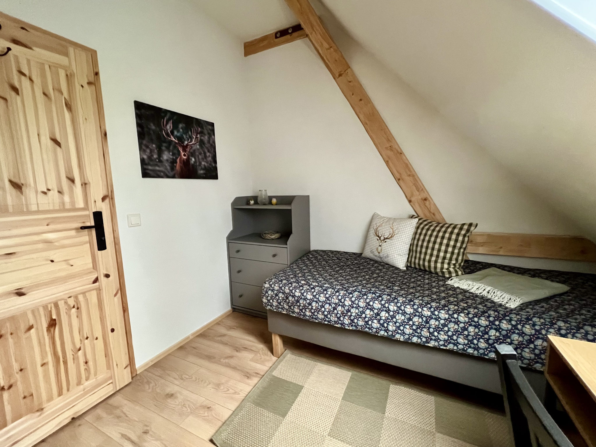 Kleines Schlafzimmer mit zwei Einzelbetten ...