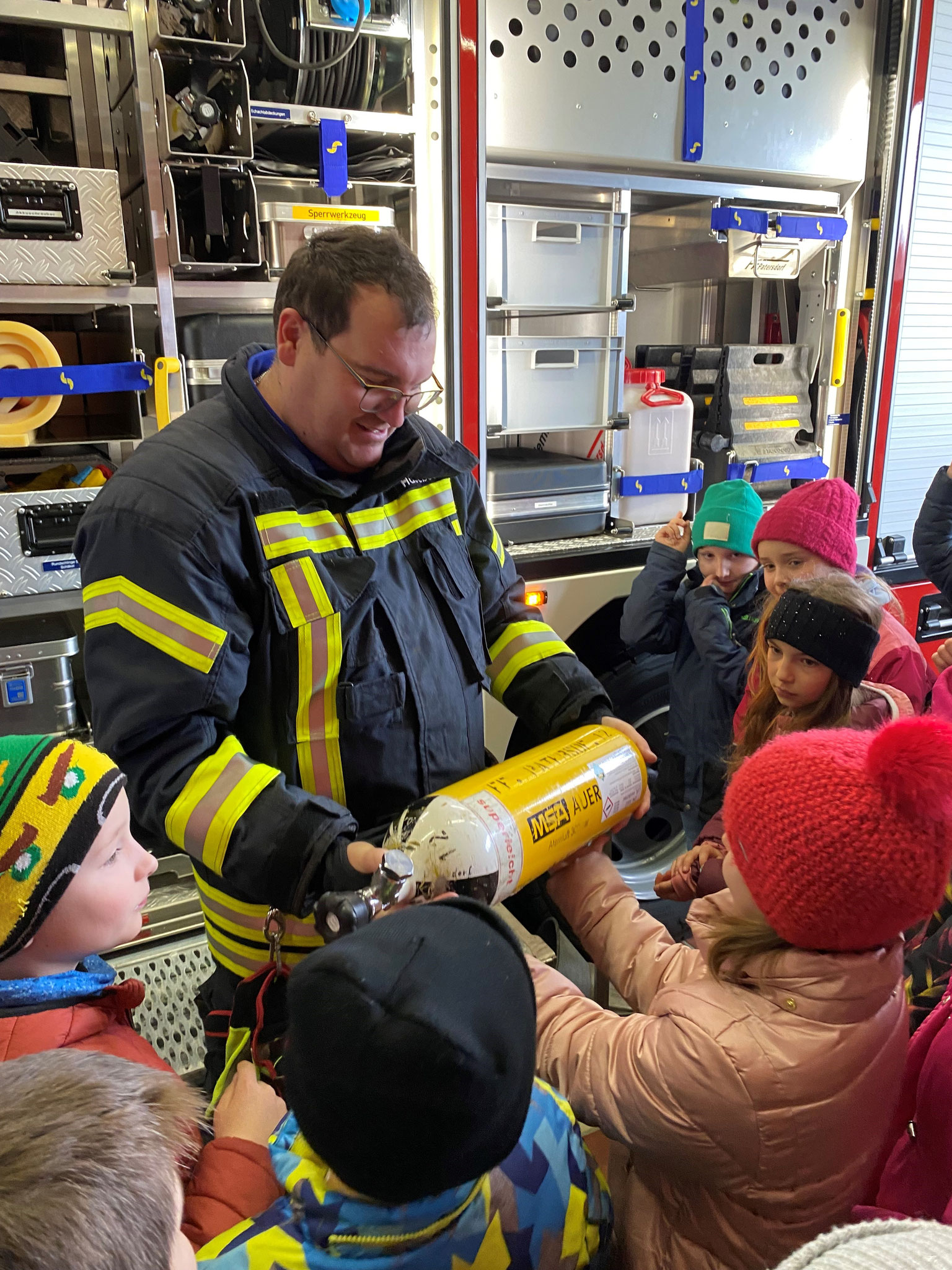Die dritten Klassen besuchen die Feuerwehr gspatersdorfs