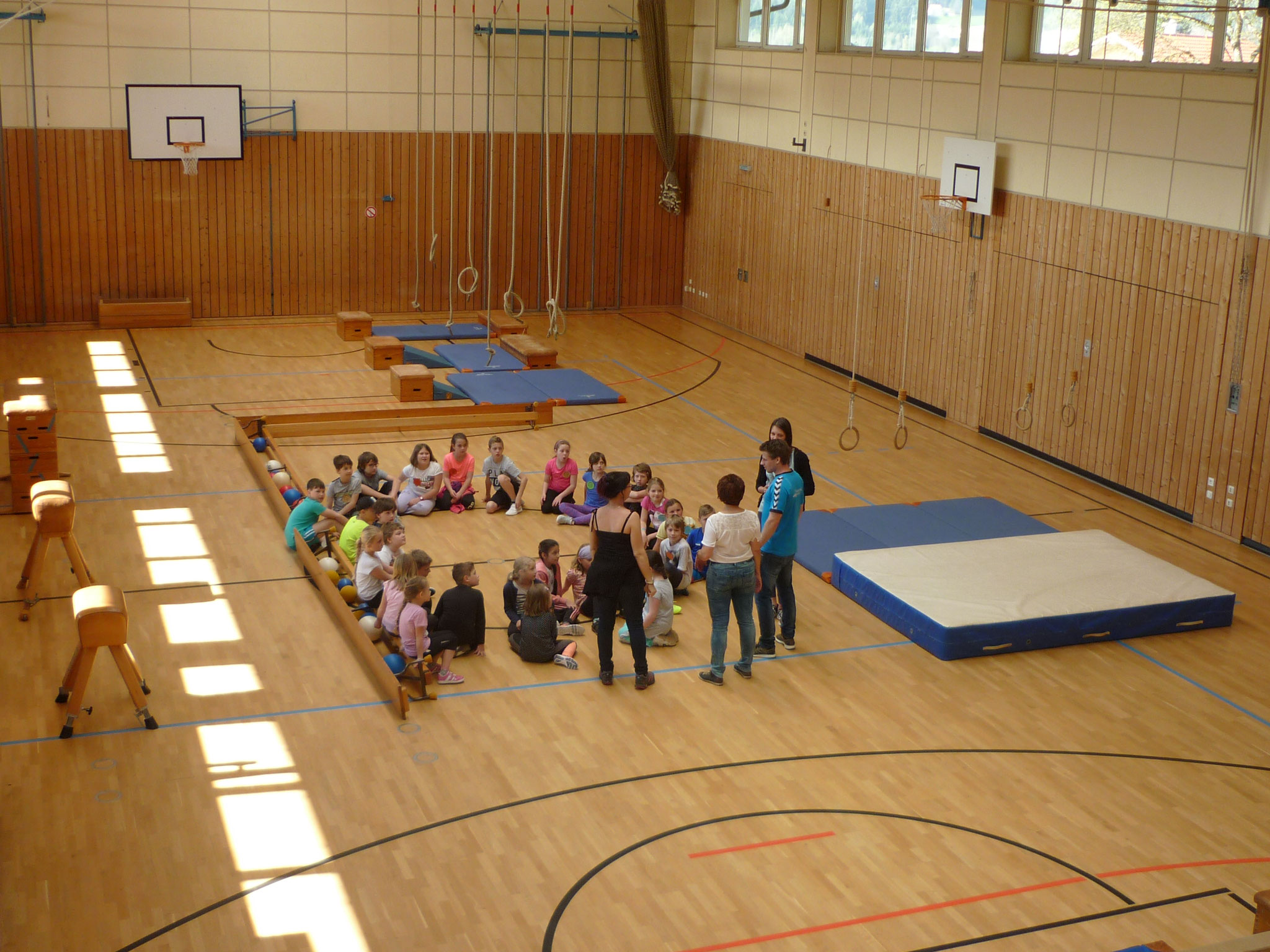Bewegungsparcours in der Turnhalle, organisiert und betreut von Herrn Wittenzellner