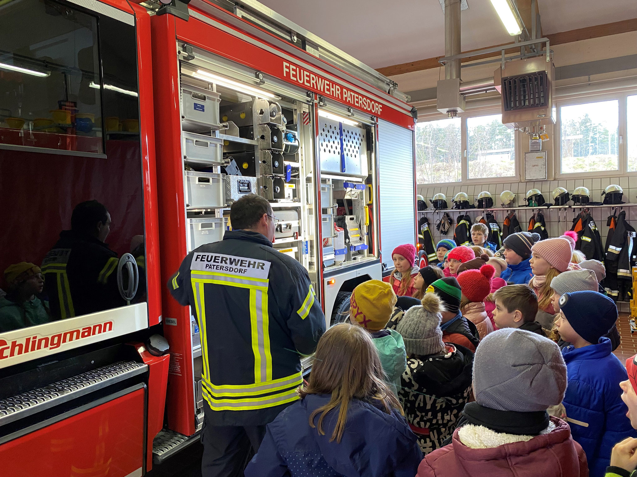 Die dritten Klassen besuchen die Feuerwehr gspatersdorfs