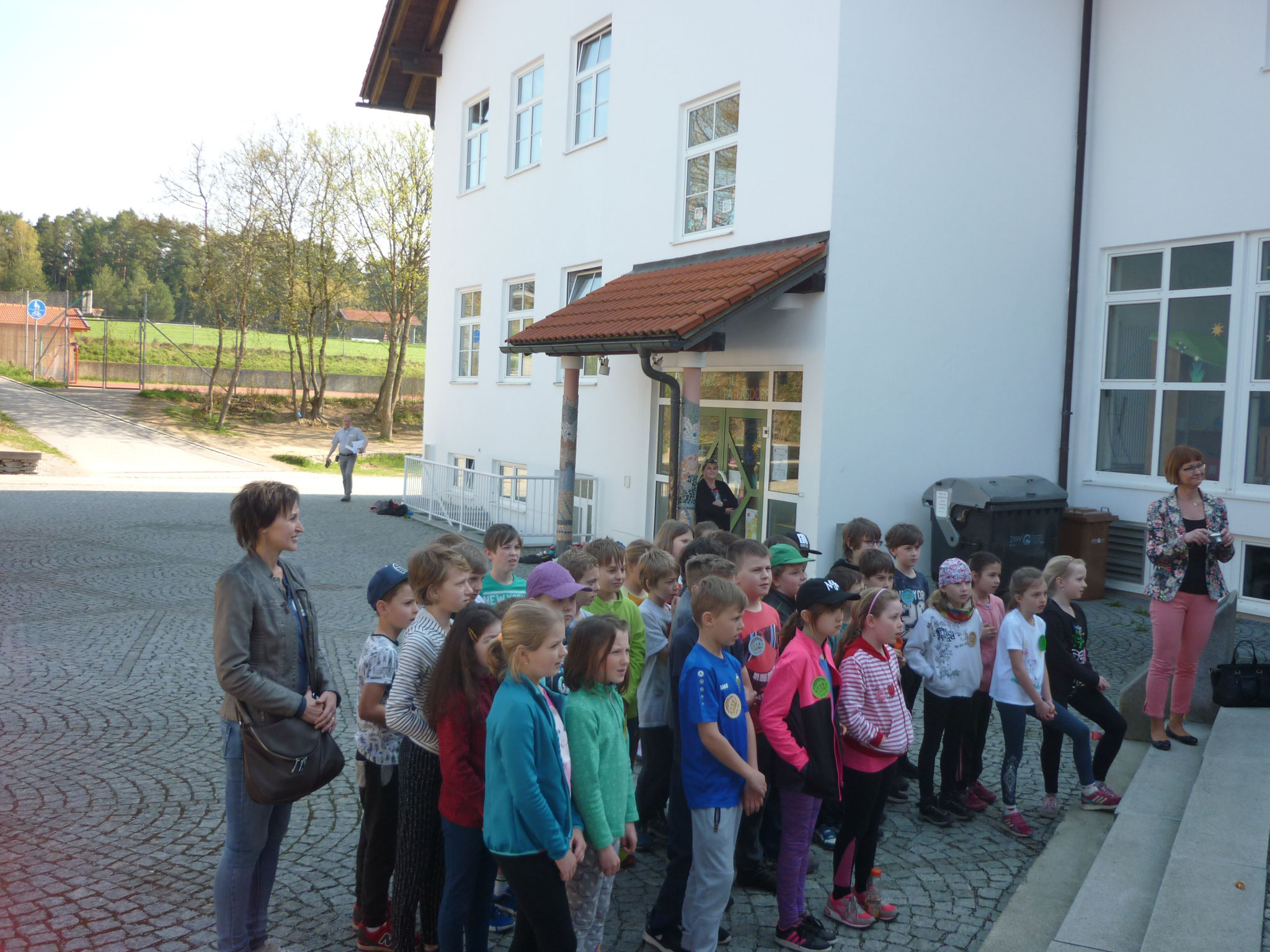 Begrüßung mit dem Lied "Kleine Europäer"