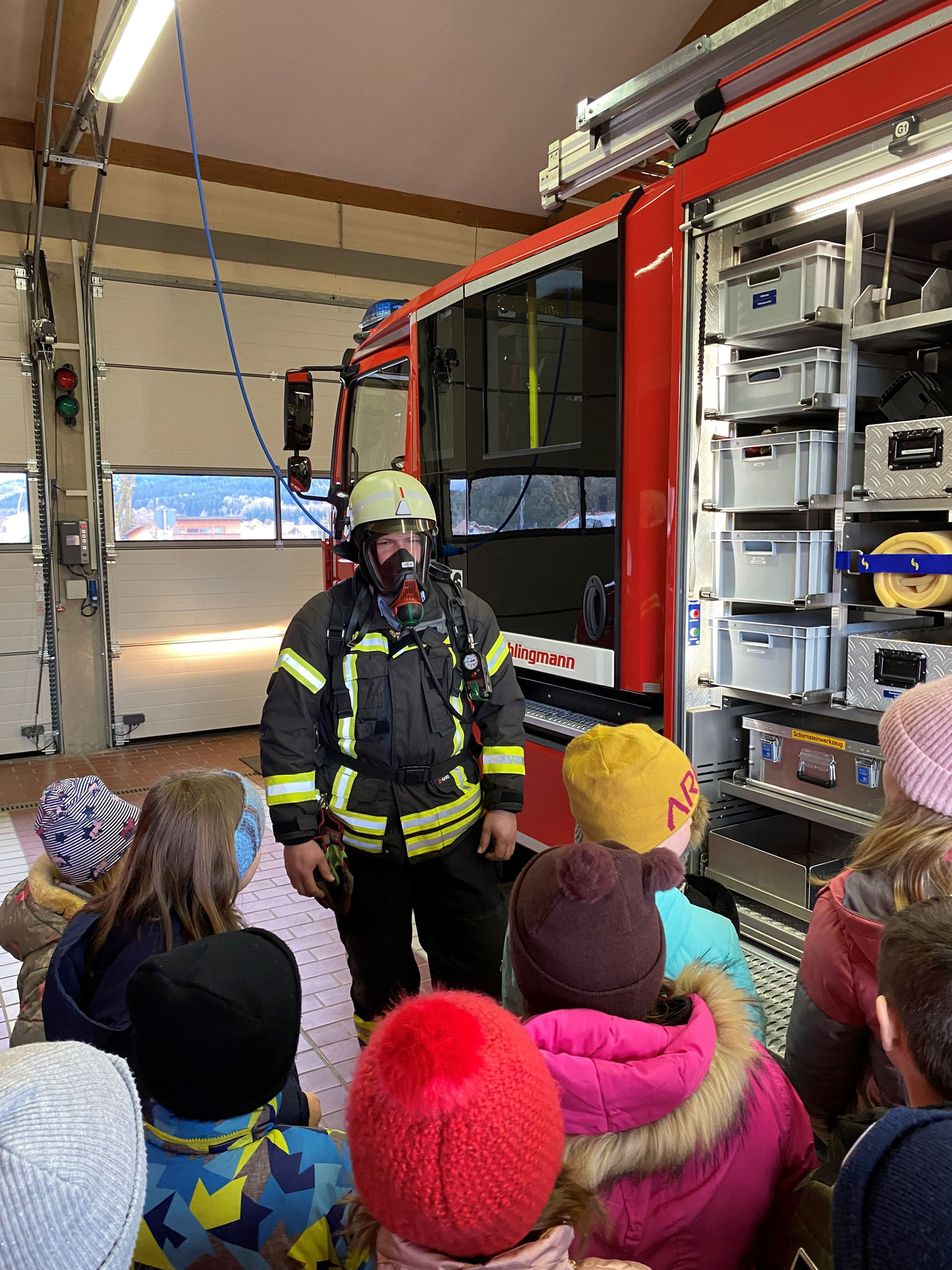 Die dritten Klassen besuchen die Feuerwehr gspatersdorfs