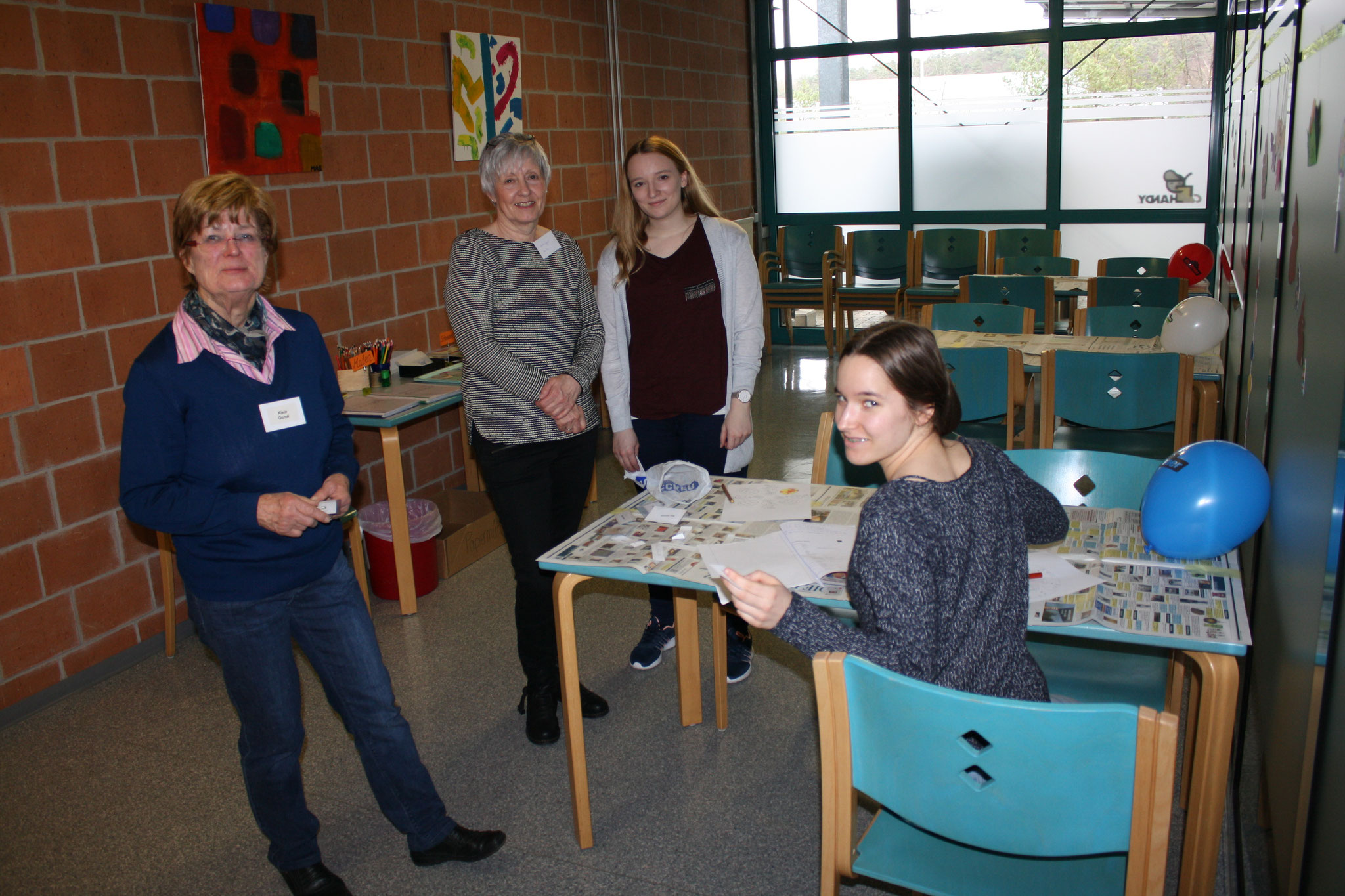 Das Team der Kinderbetreuung, hier können auch die Erwachsenen eierfärben