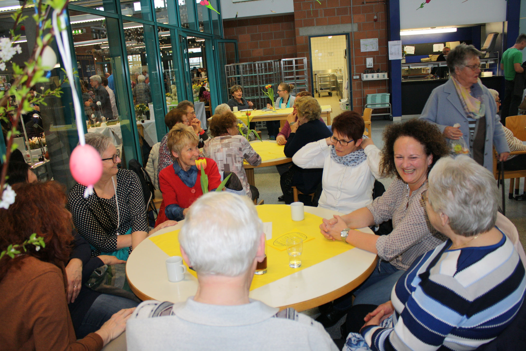 Auch in der Cafeteria war die Stimmung ausgelassen