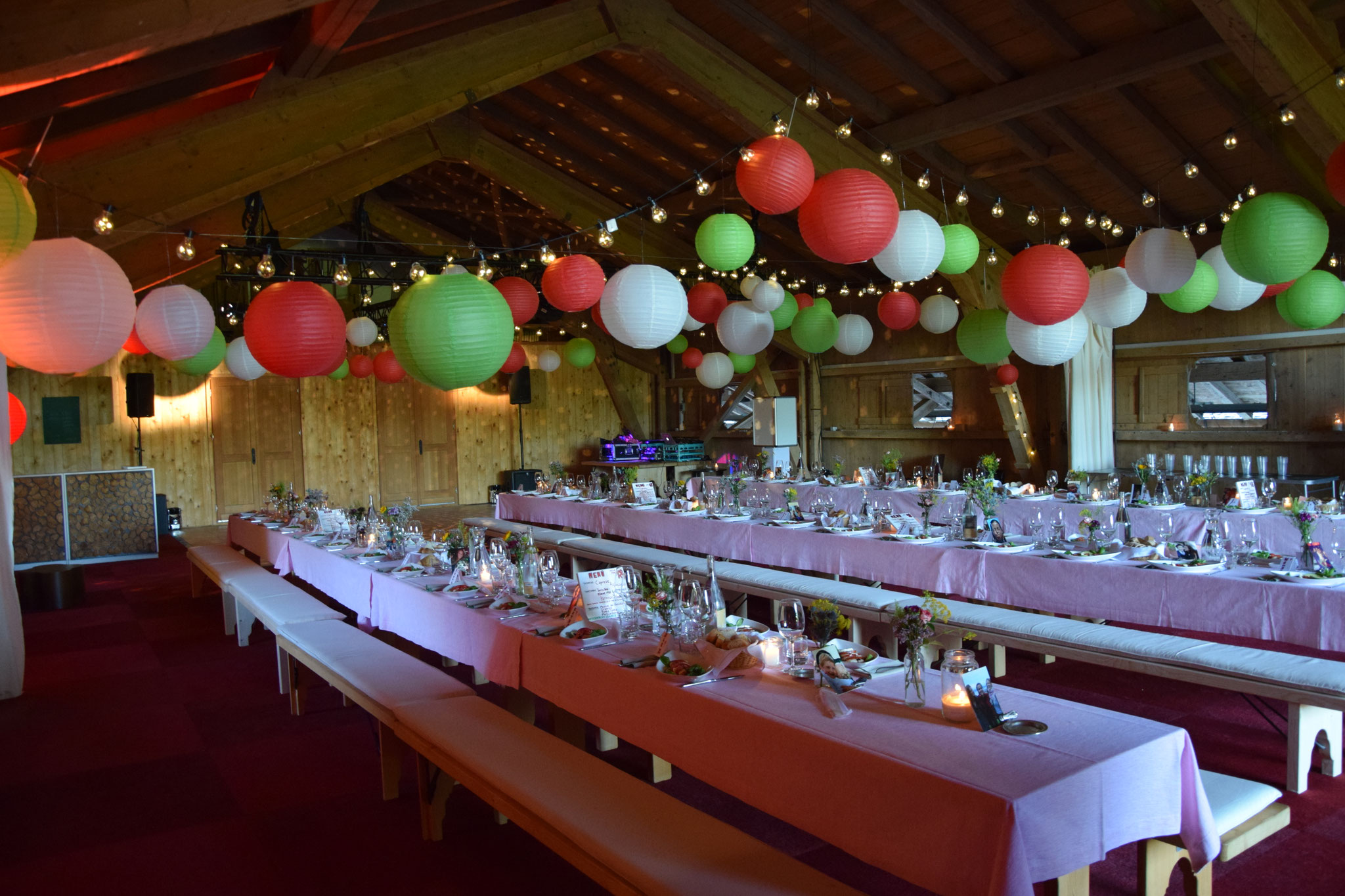 Familienfest in umfunktionierter Scheune