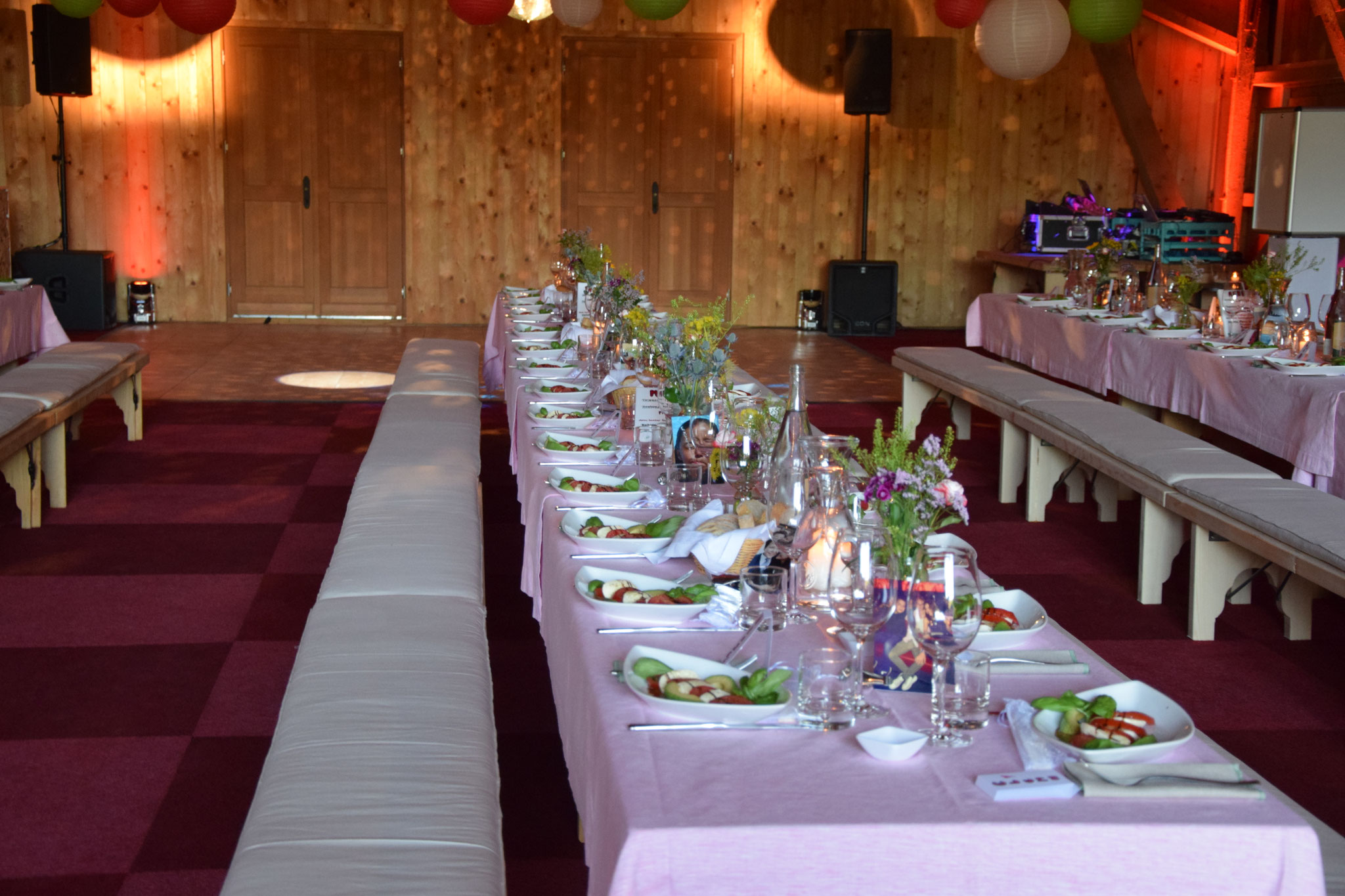 Familienfest in umfunktionierter Scheune
