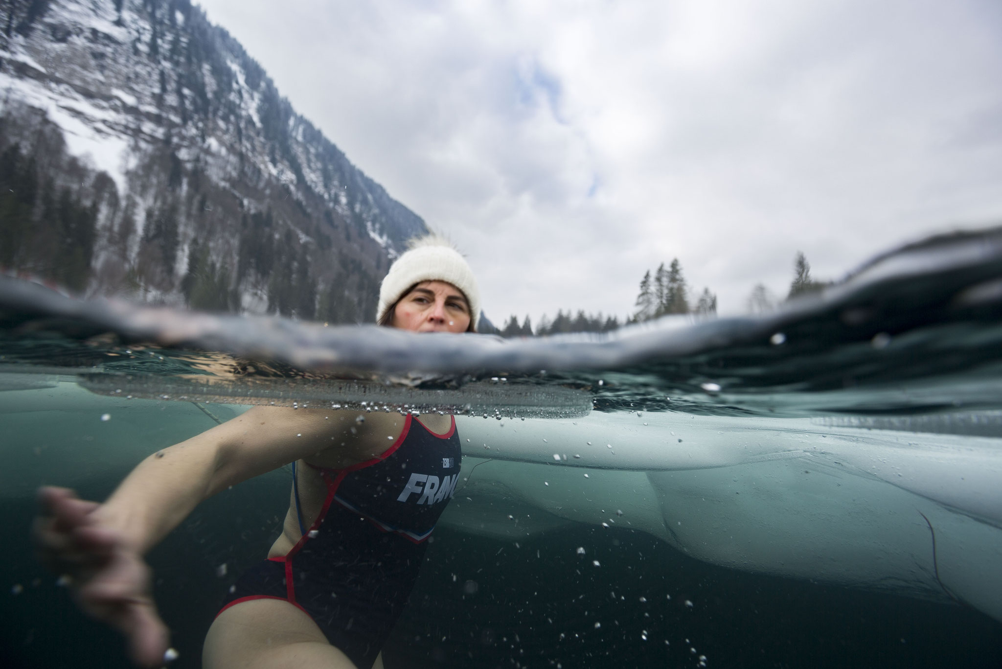 Préparation au Championnat du Monde d'Ice-Swimming 2018. Apprendre à se détendre dans une eau à 0,6°C. (crédit photo Blueparallax)