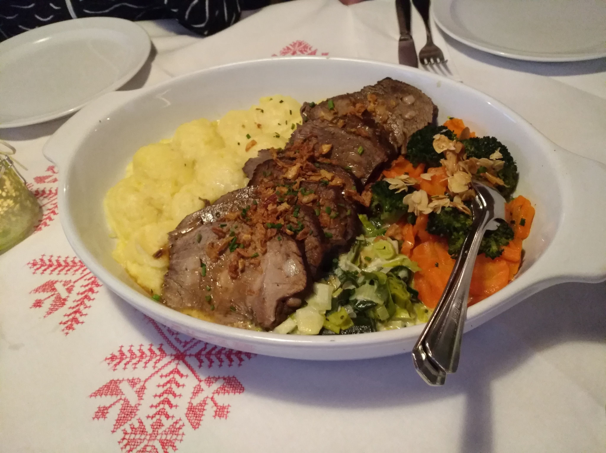 gespickter Rinderbraten mit Gemüse + Kartoffelstock