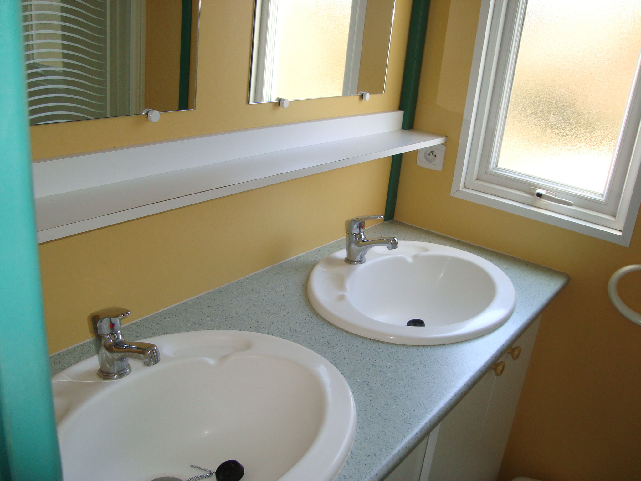 Salle de bain: lavabo double vasque CH P18